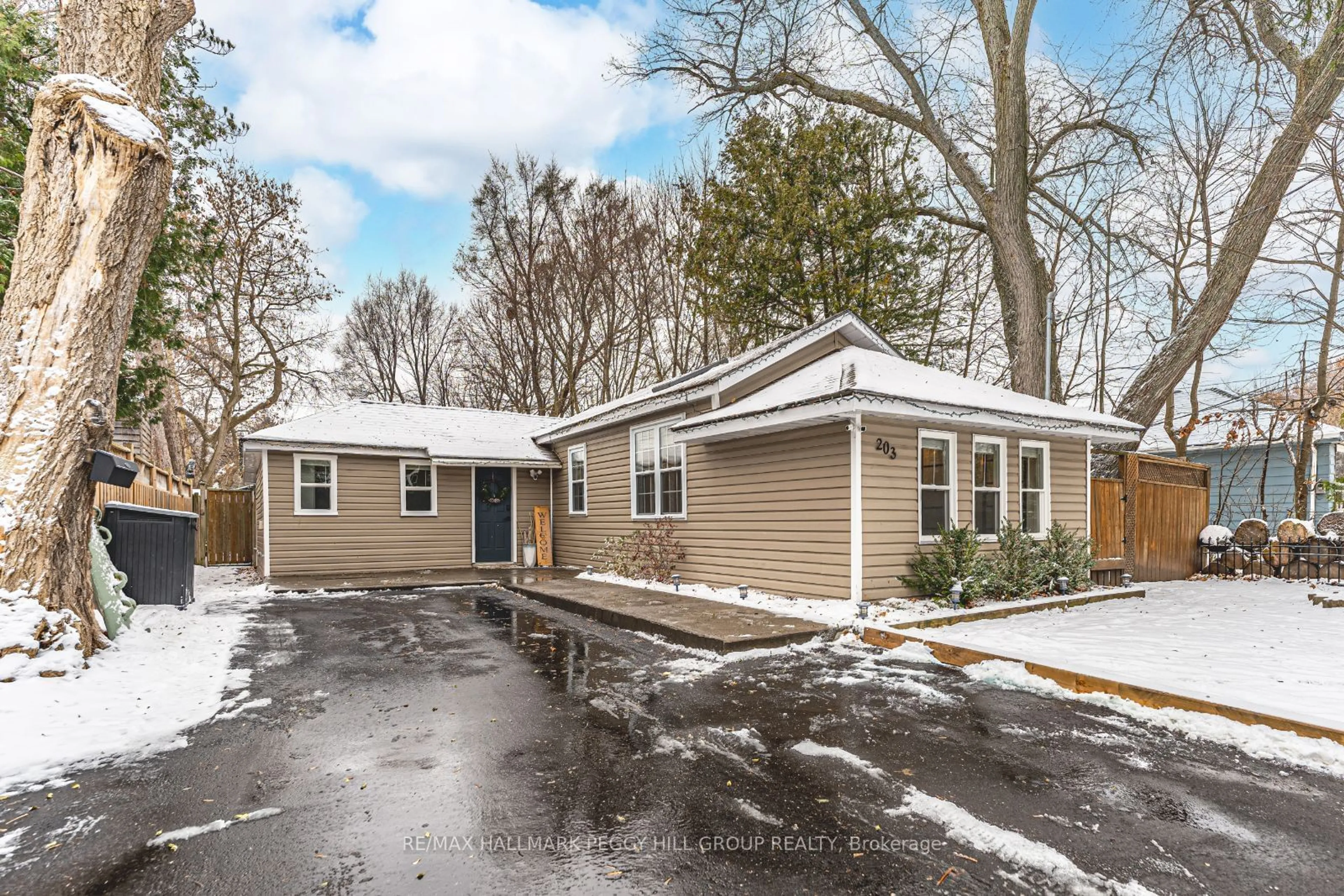 Home with vinyl exterior material, street for 203 Southview Rd, Barrie Ontario L4N 3X6