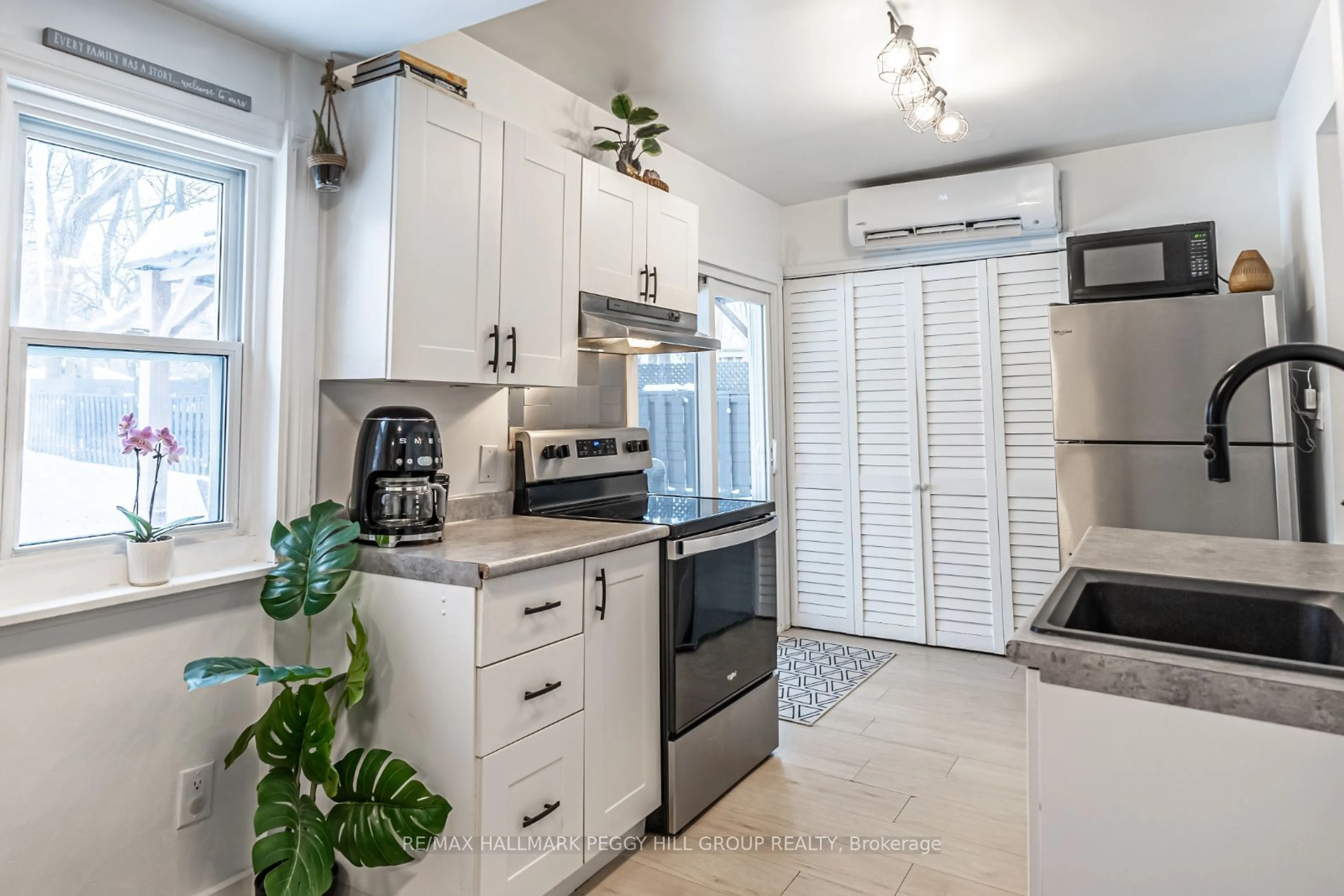 Open concept kitchen, ceramic/tile floor for 203 Southview Rd, Barrie Ontario L4N 3X6