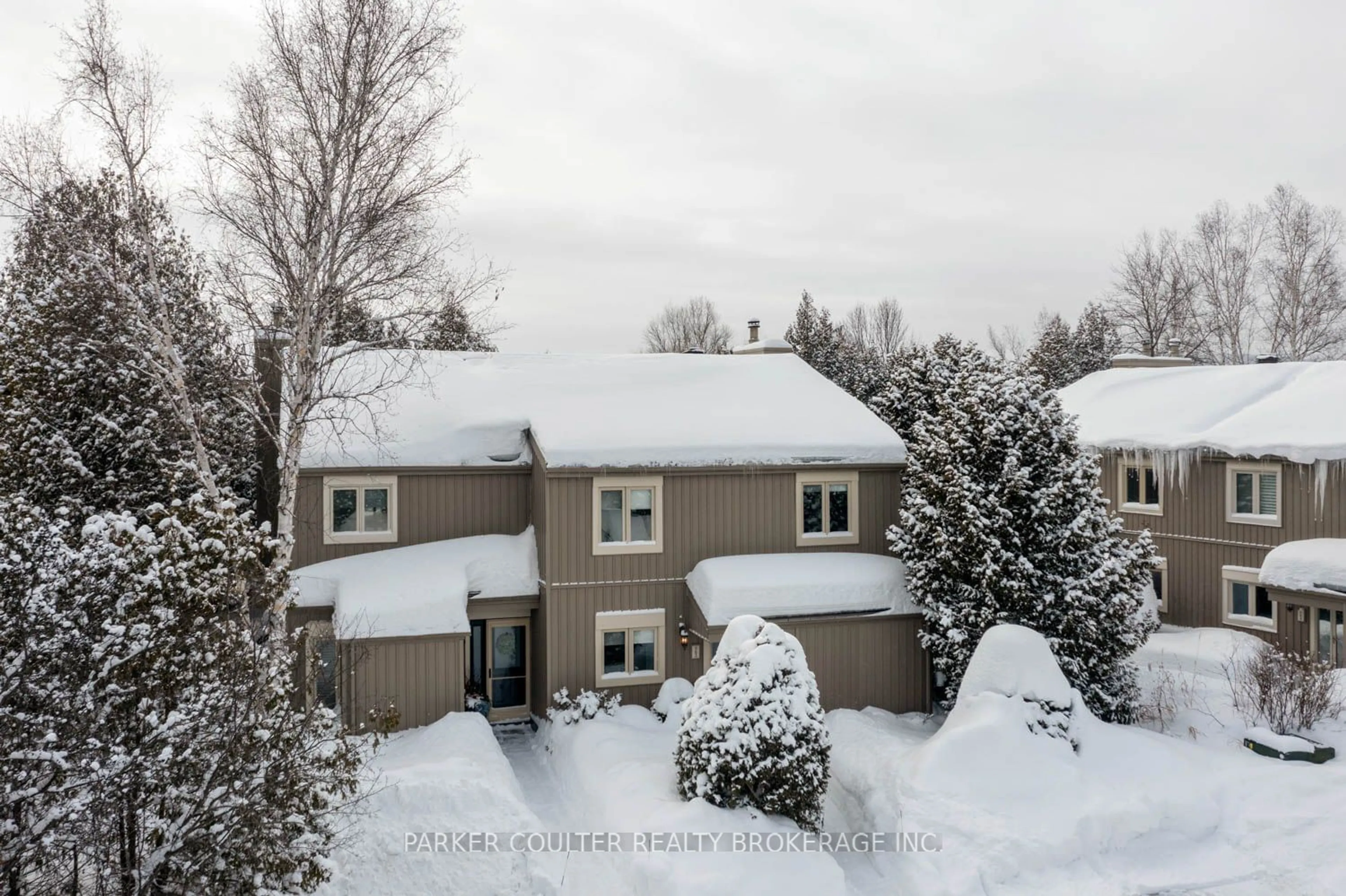 A pic from outside/outdoor area/front of a property/back of a property/a pic from drone, street for 562 Oxbow Cres #2, Collingwood Ontario L9Y 5B4