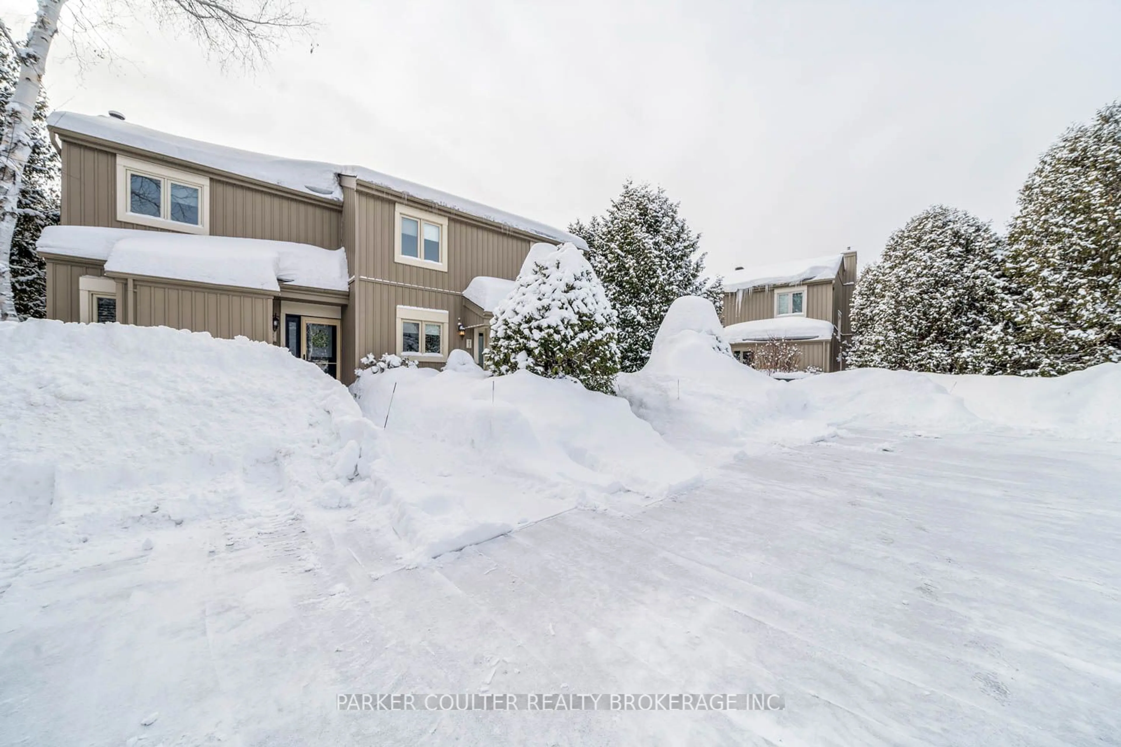 A pic from outside/outdoor area/front of a property/back of a property/a pic from drone, street for 562 Oxbow Cres #2, Collingwood Ontario L9Y 5B4