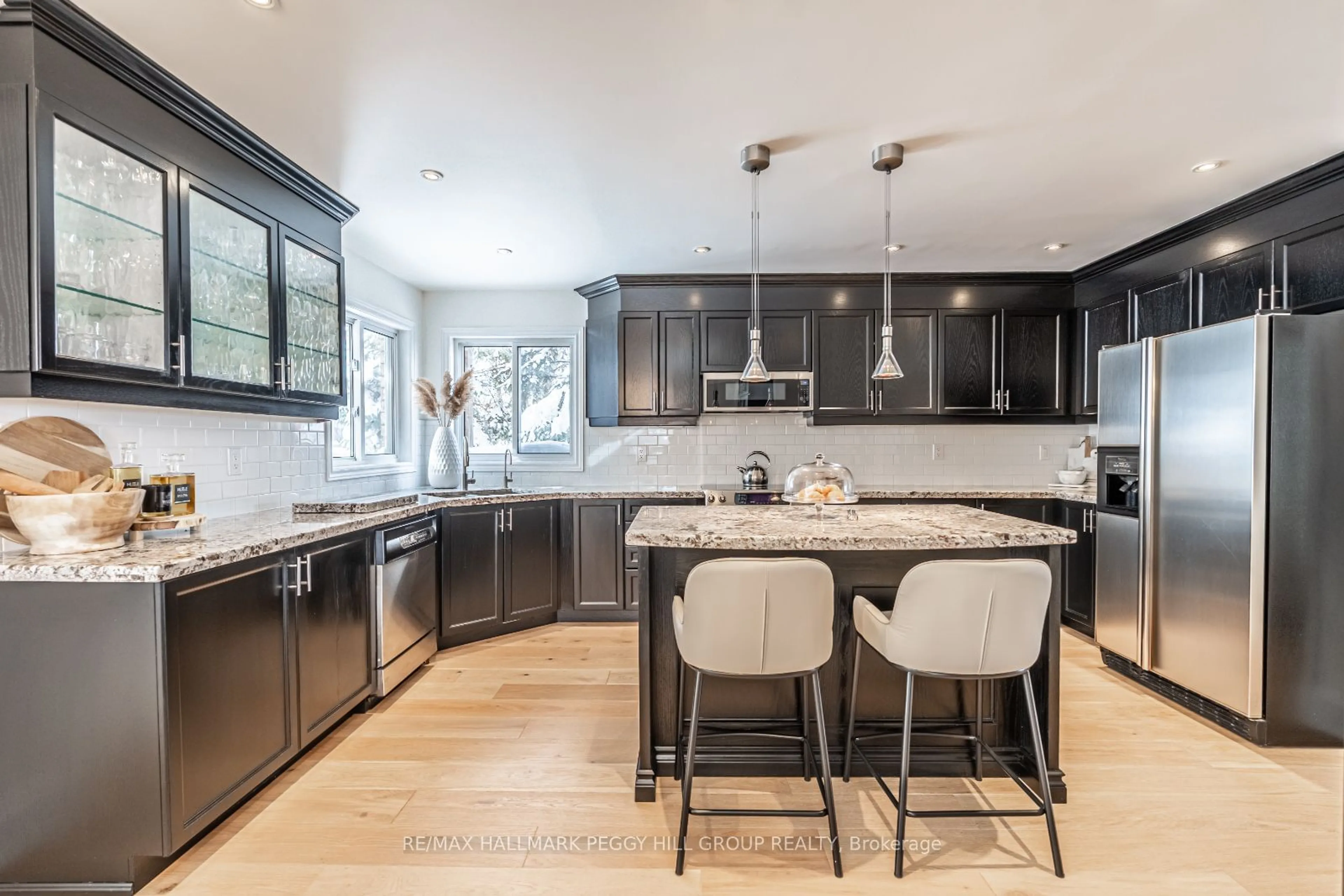 Contemporary kitchen, unknown for 15 Sandalwood Crt, Barrie Ontario L4N 0G8