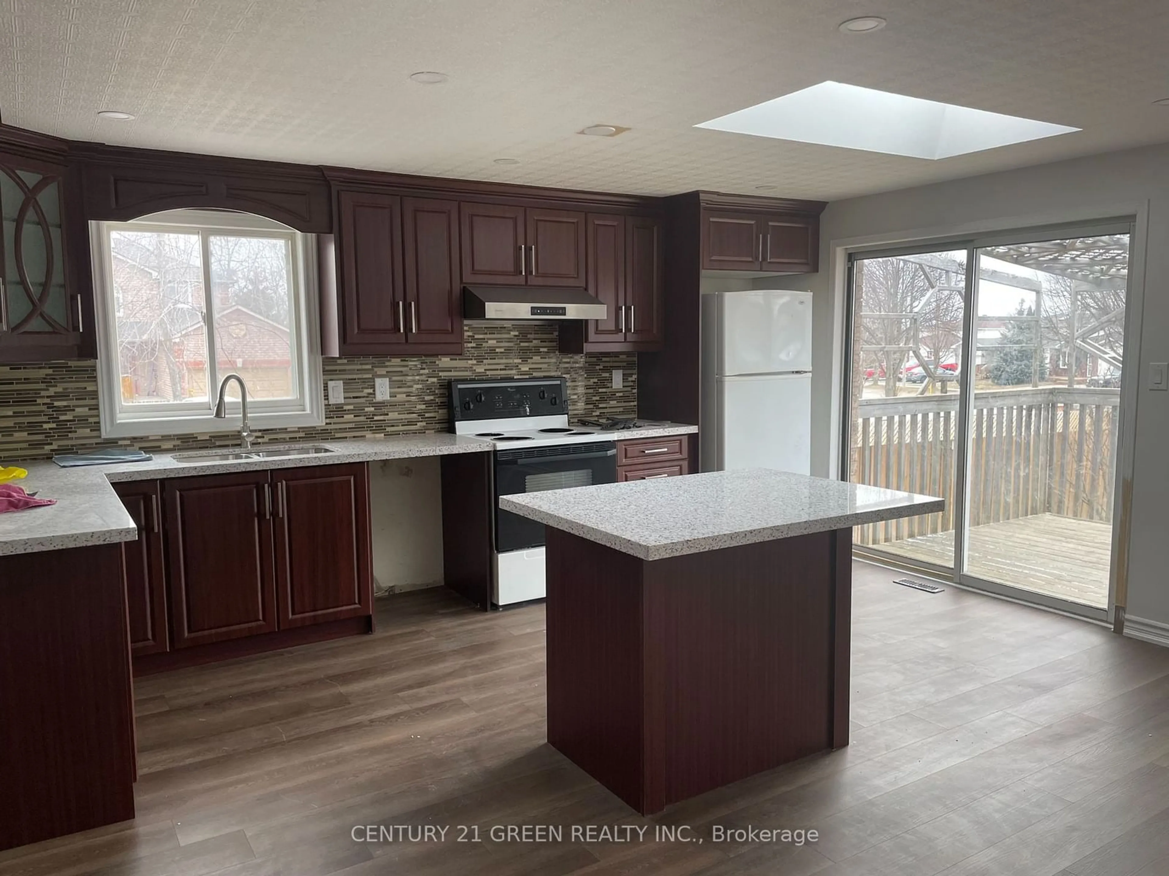 Open concept kitchen, unknown for 141 Columbia Rd, Barrie Ontario L4N 8E3