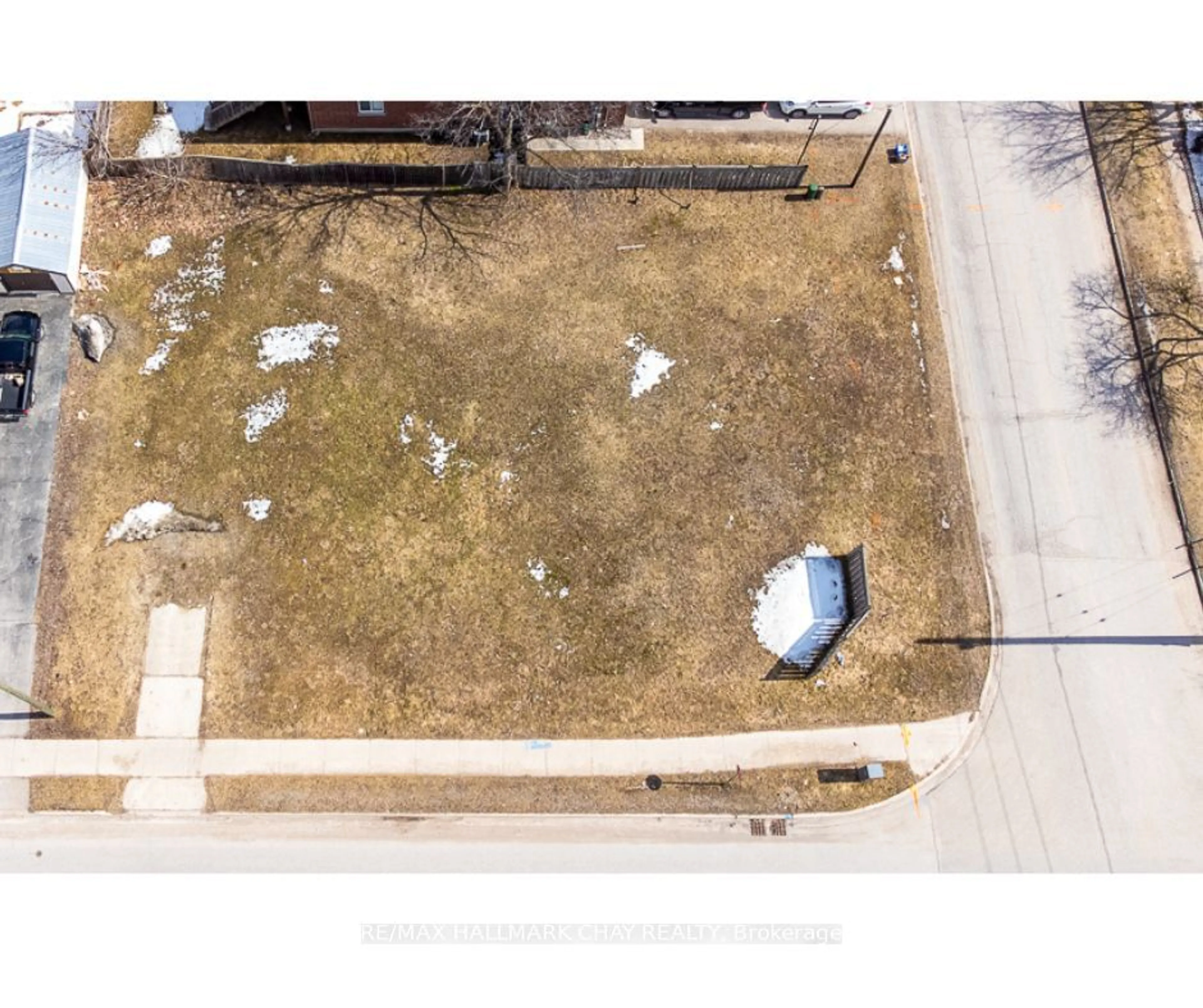 A pic from outside/outdoor area/front of a property/back of a property/a pic from drone, street for 76 Henry St, Barrie Ontario L4N 1C7