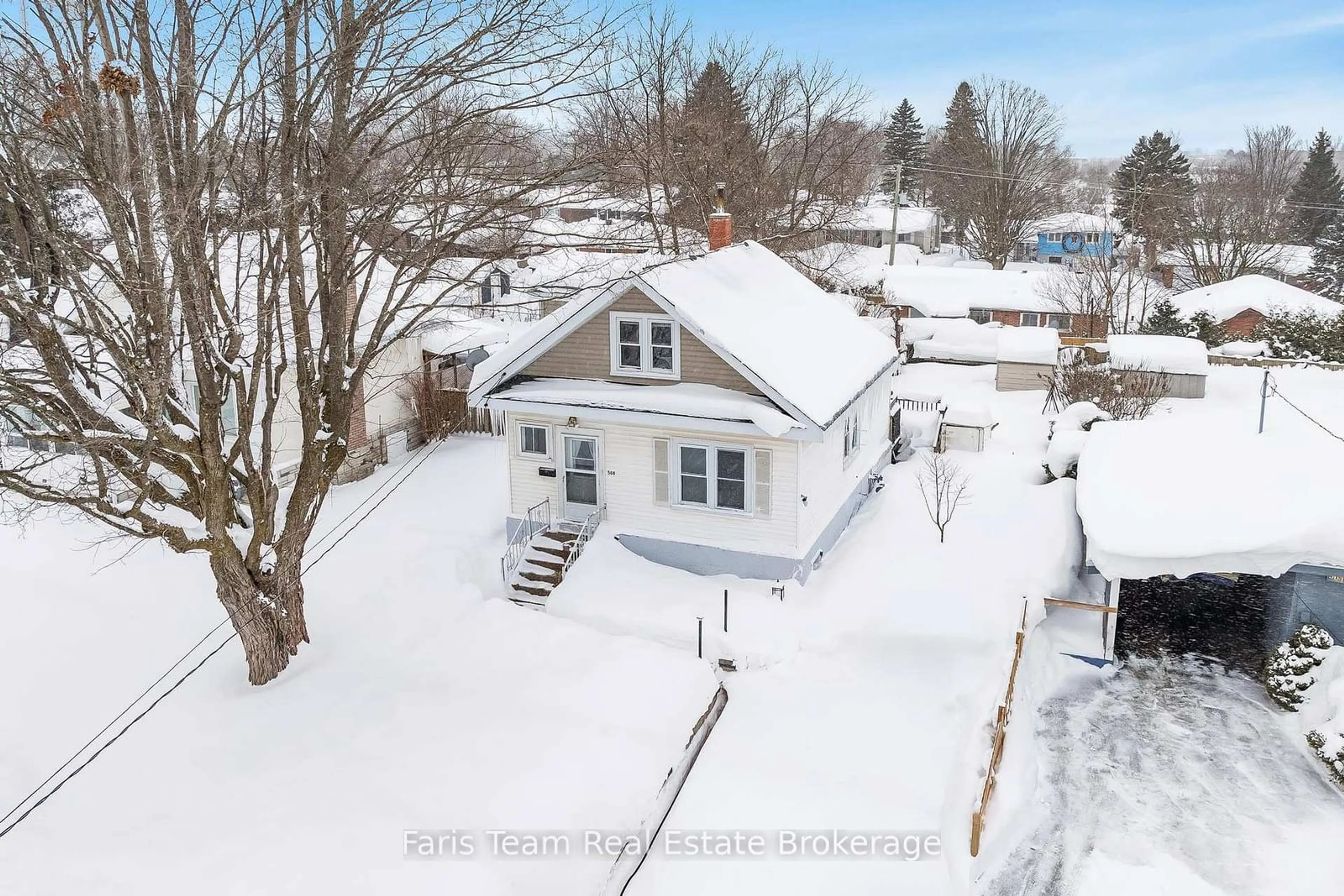 A pic from outside/outdoor area/front of a property/back of a property/a pic from drone, street for 568 Johnson St, Midland Ontario L4R 2Z2