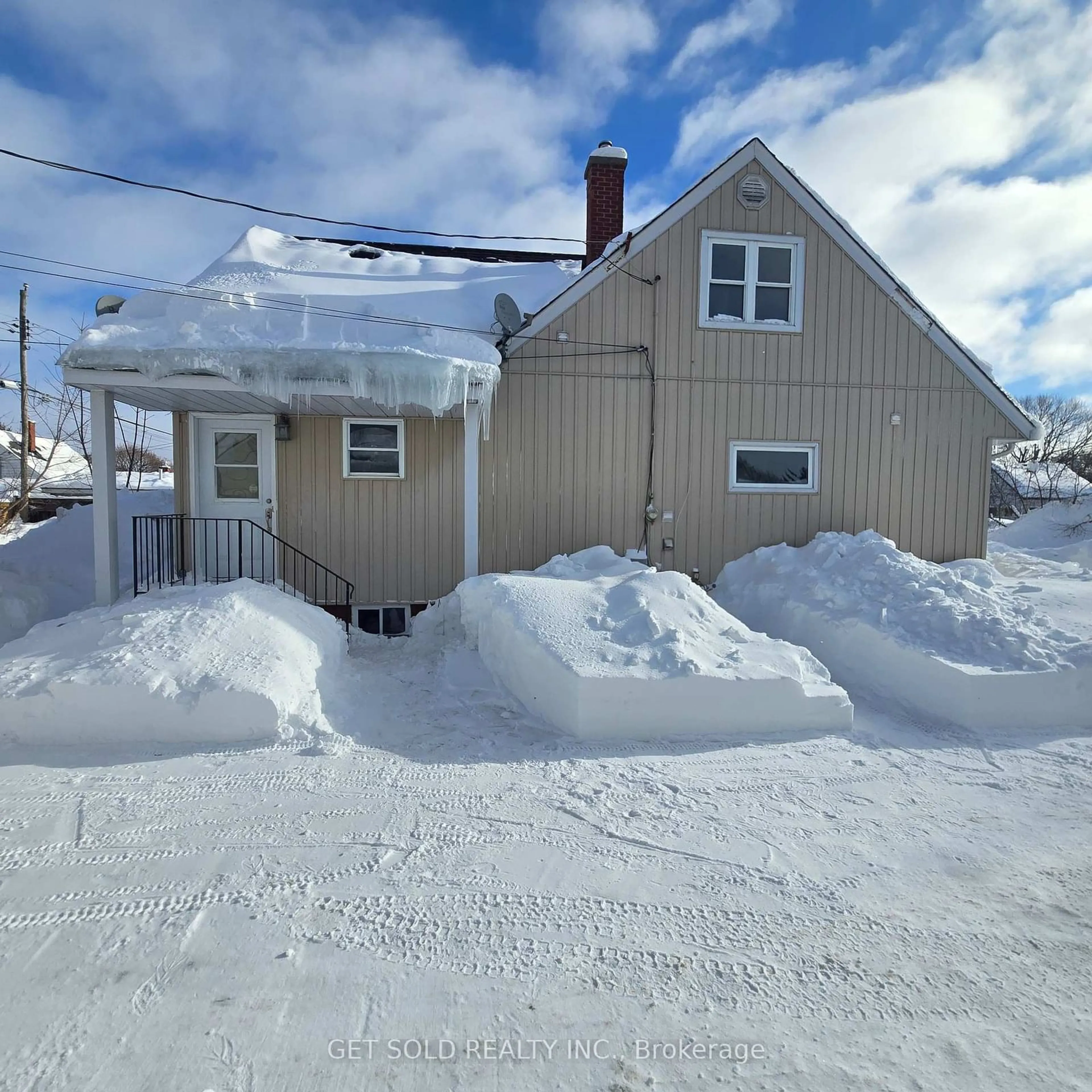 A pic from outside/outdoor area/front of a property/back of a property/a pic from drone, street for 319 Oxford St, Orillia Ontario L3V 1H8