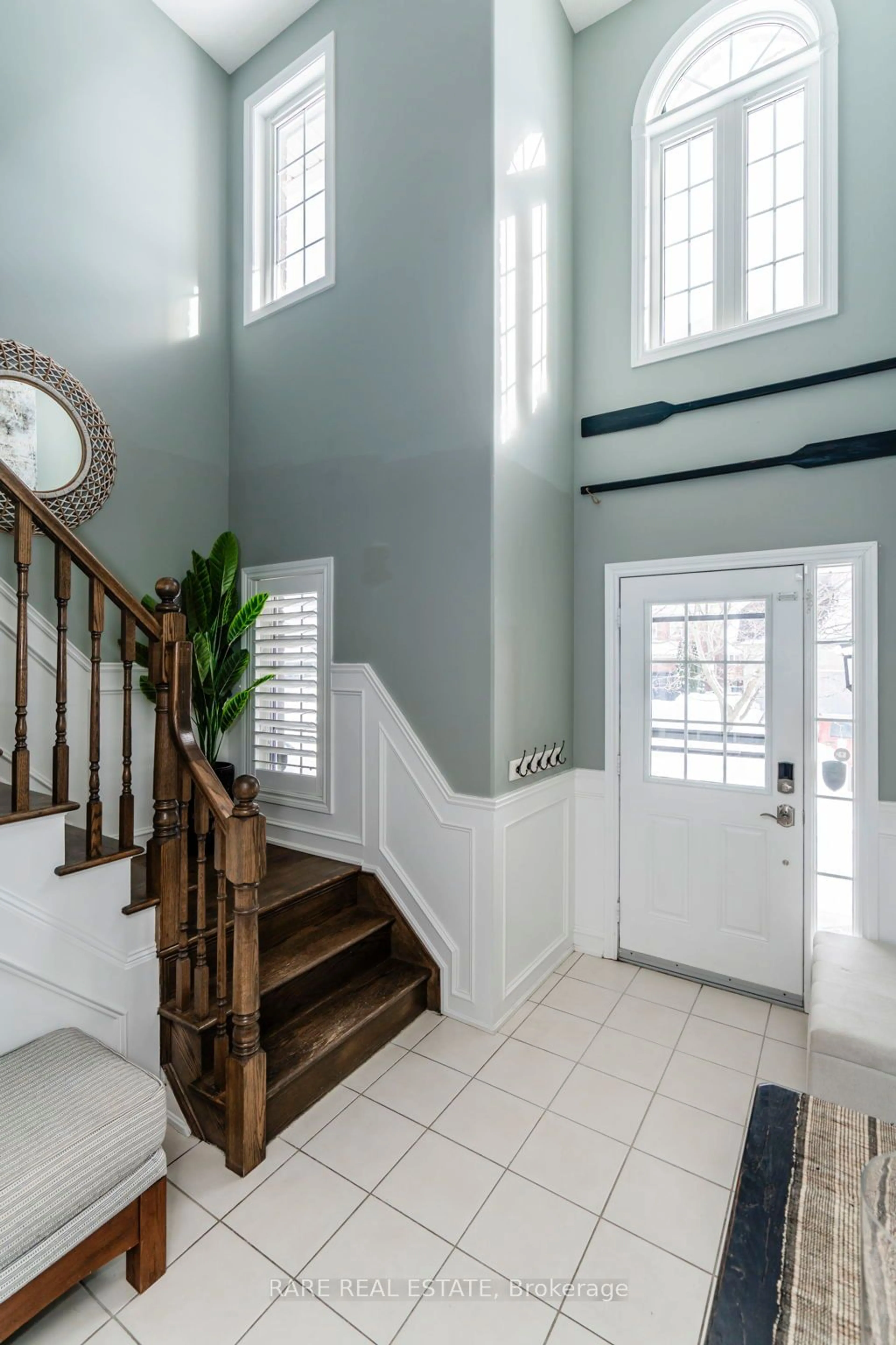 Indoor foyer for 46 Sovereign's Gate, Barrie Ontario L4N 0Y9