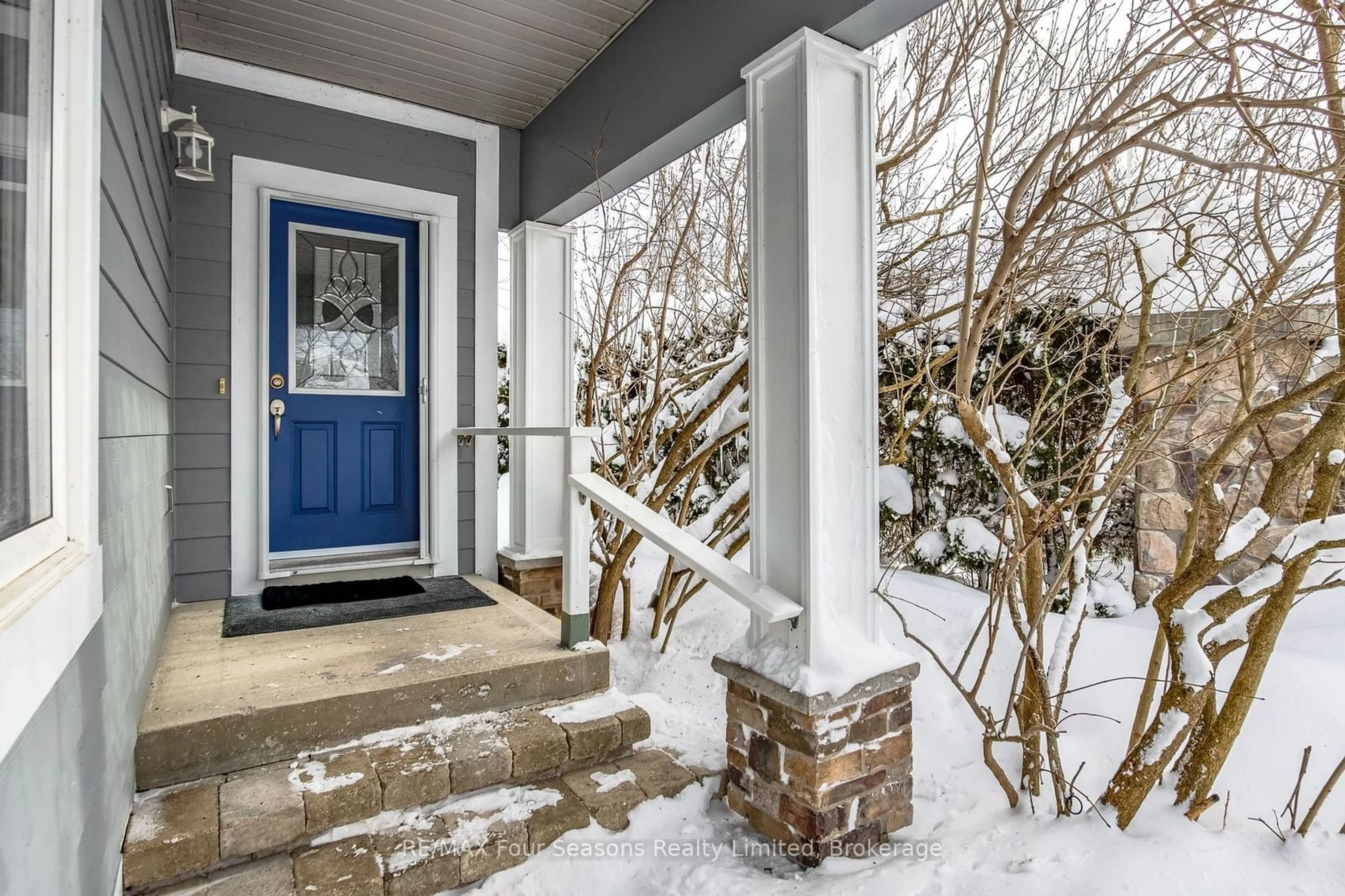 Indoor entryway for 5 Invermara Crt #Suite 1, Orillia Ontario L3V 8B4