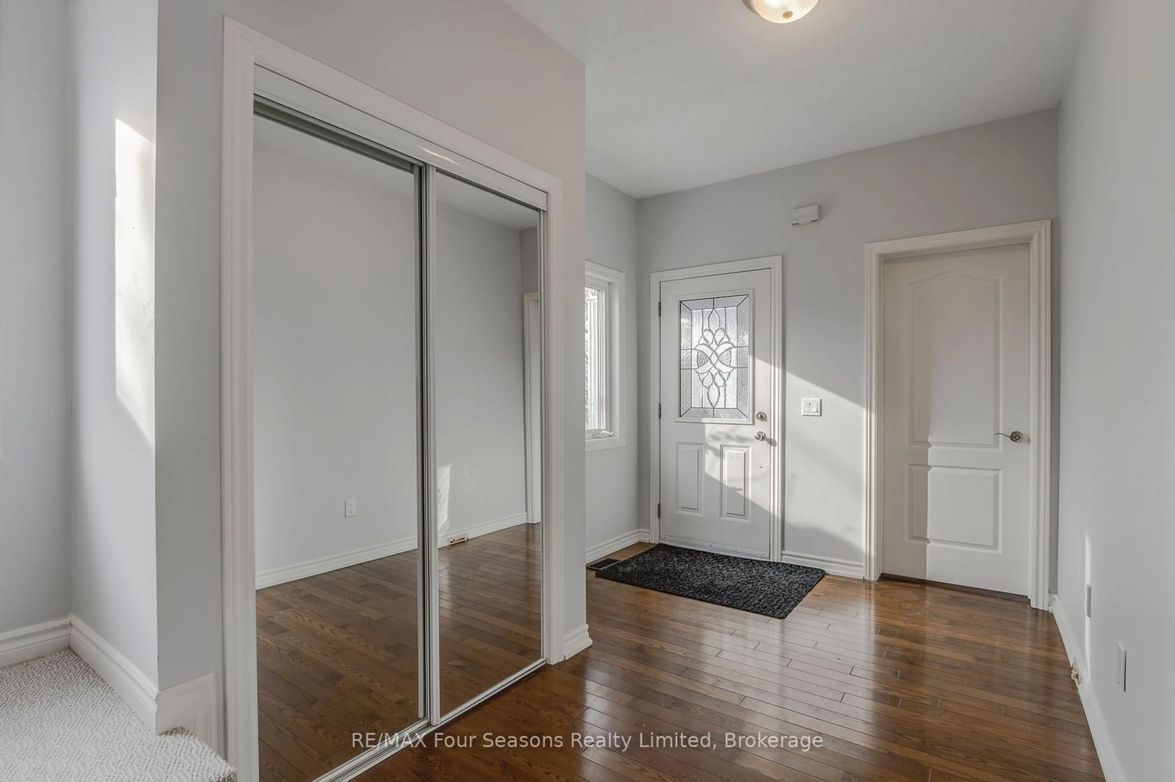 Indoor entryway for 5 Invermara Crt #Suite 1, Orillia Ontario L3V 8B4