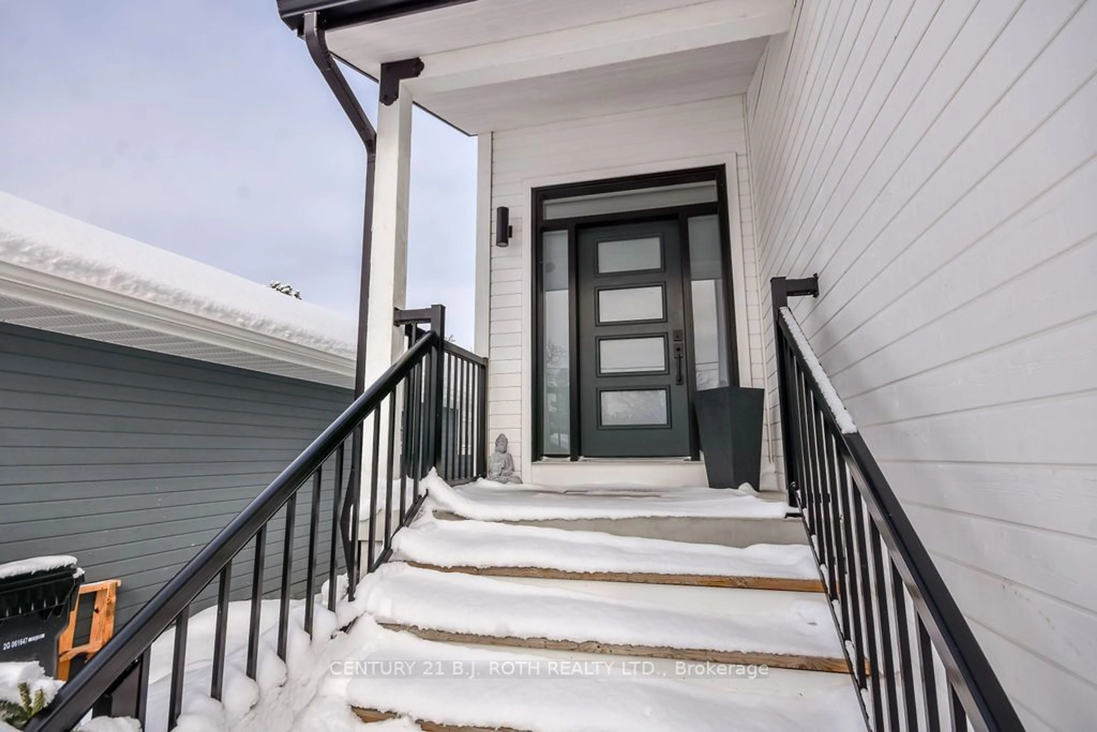 Indoor entryway for 185 Ninth St, Collingwood Ontario L9Y 2G4