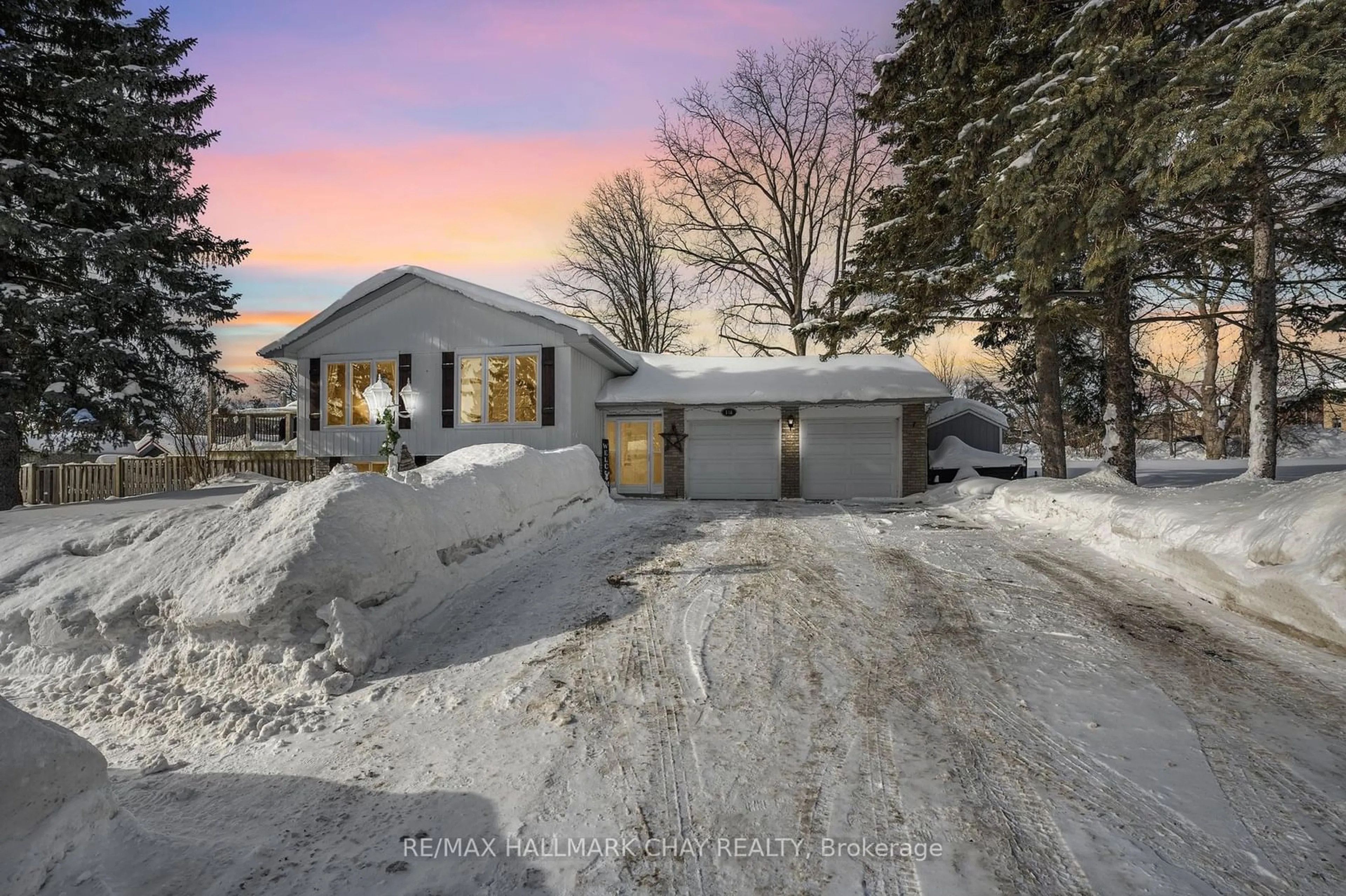 A pic from outside/outdoor area/front of a property/back of a property/a pic from drone, street for 316 PINE Dr, Barrie Ontario L4N 4J5