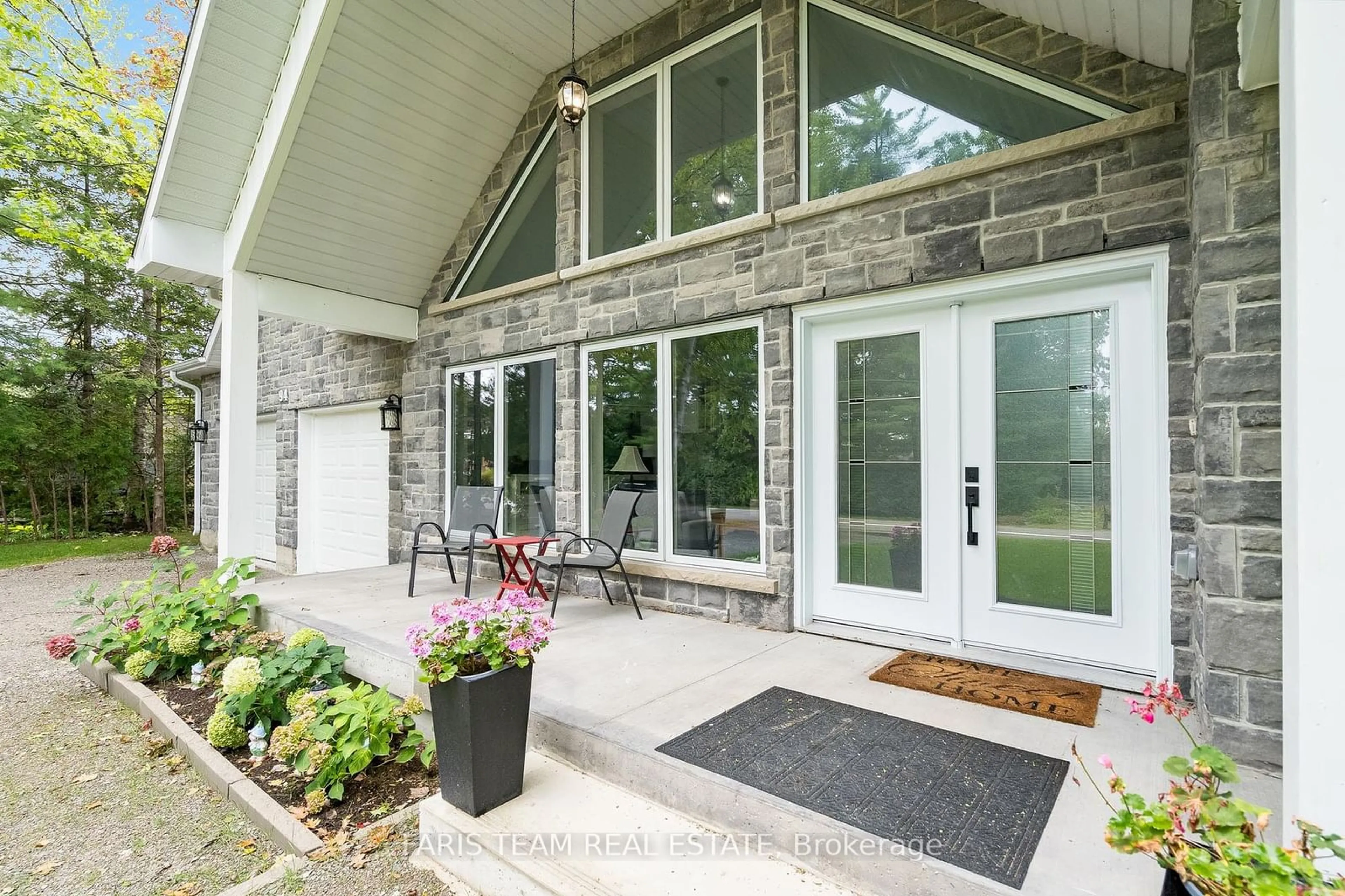 Indoor entryway for 94 42nd St, Wasaga Beach Ontario L9Z 1Z7