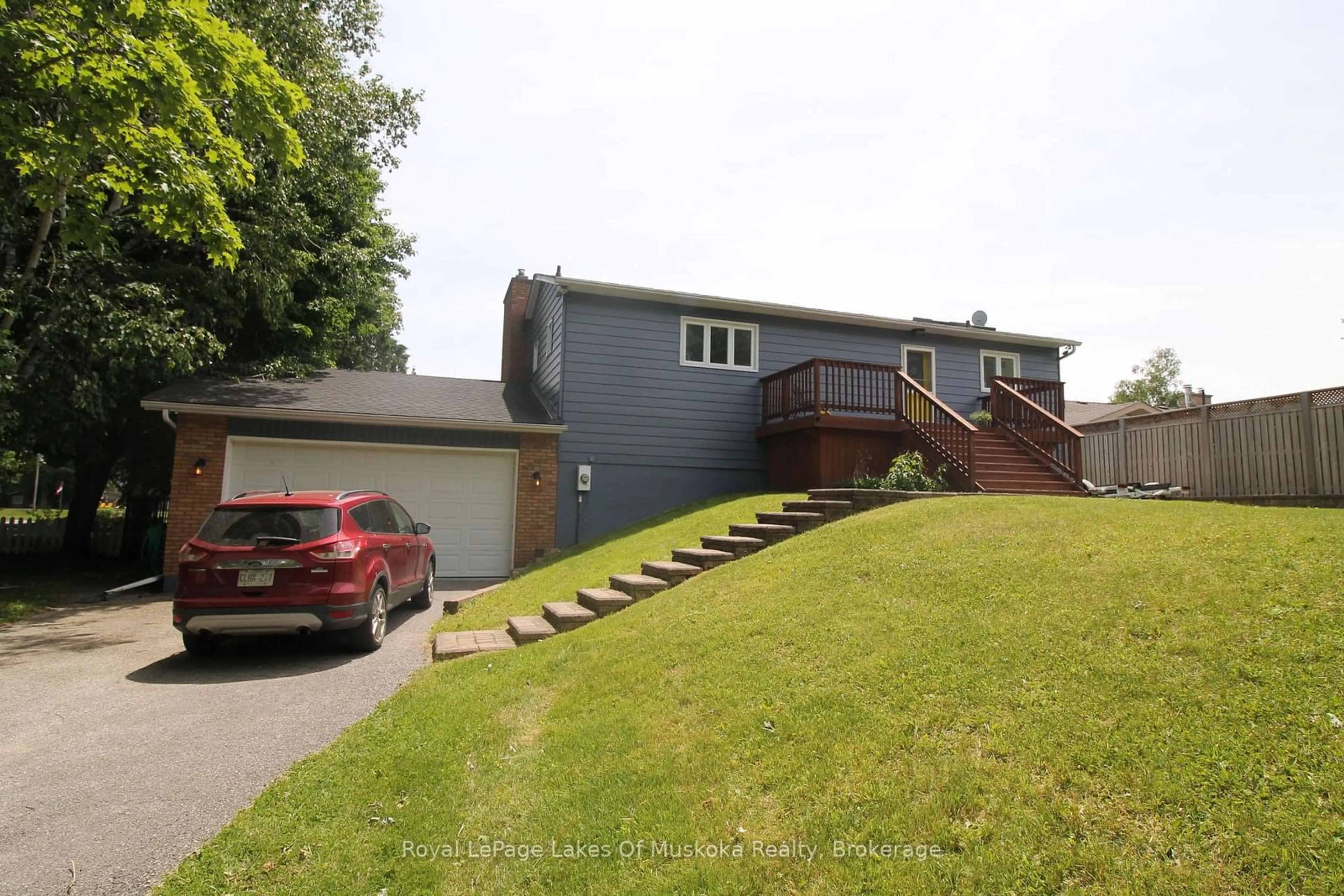 A pic from outside/outdoor area/front of a property/back of a property/a pic from drone, street for 1815 Peninsula Point Rd, Severn Ontario P0E 1N0