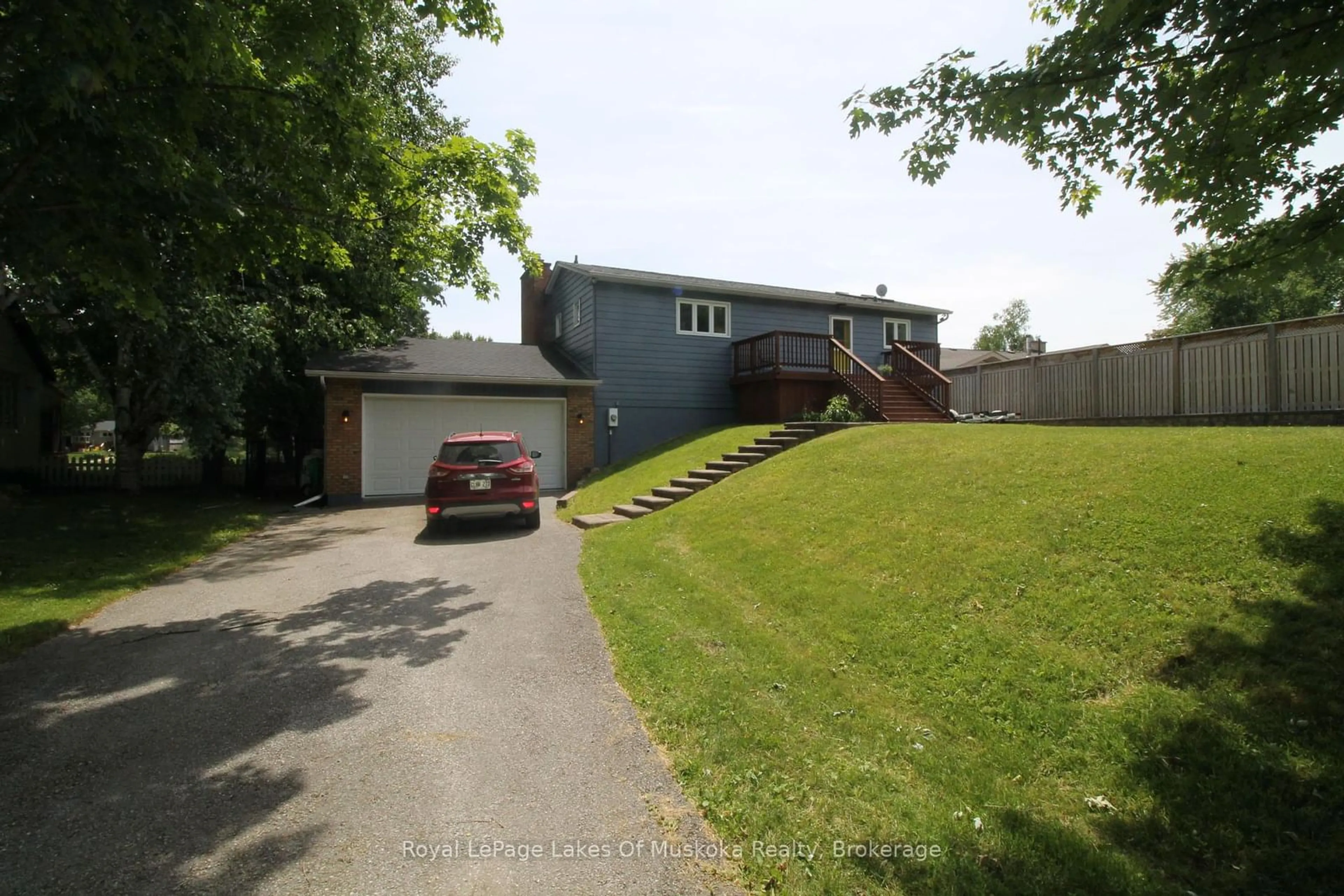 A pic from outside/outdoor area/front of a property/back of a property/a pic from drone, street for 1815 Peninsula Point Rd, Severn Ontario P0E 1N0