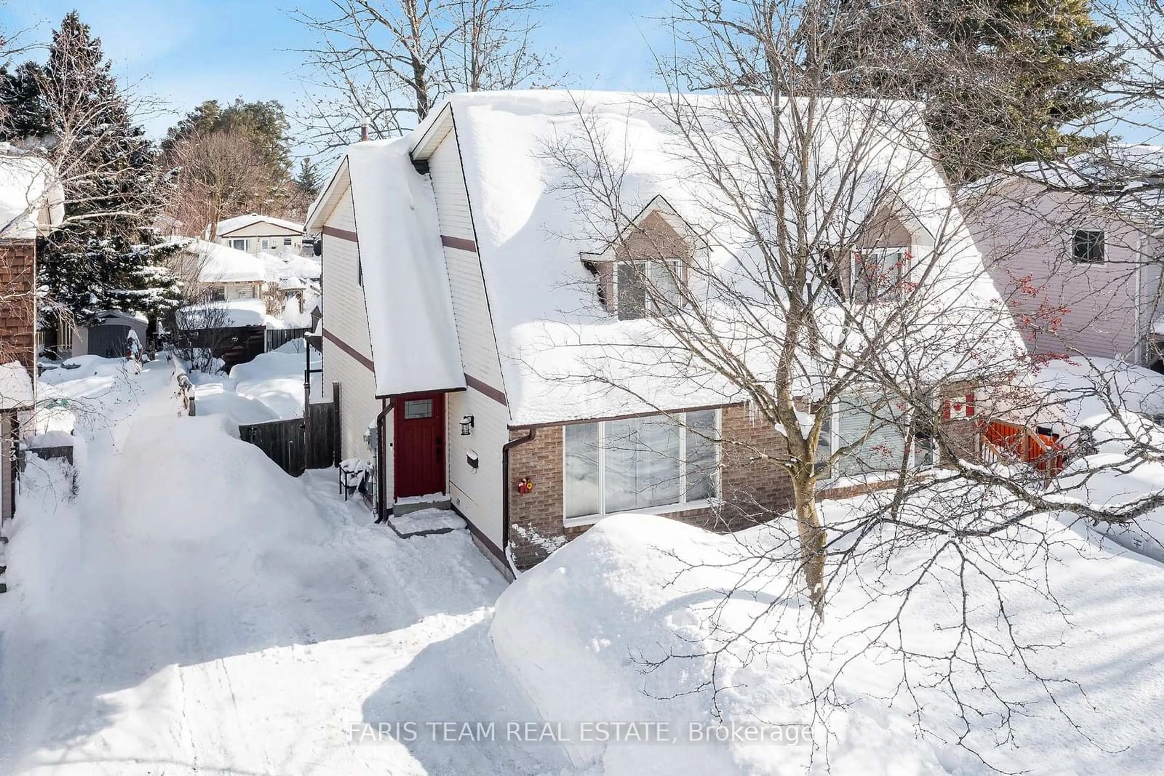 A pic from outside/outdoor area/front of a property/back of a property/a pic from drone, street for 11 Wilde Pl, Barrie Ontario L4N 4X1