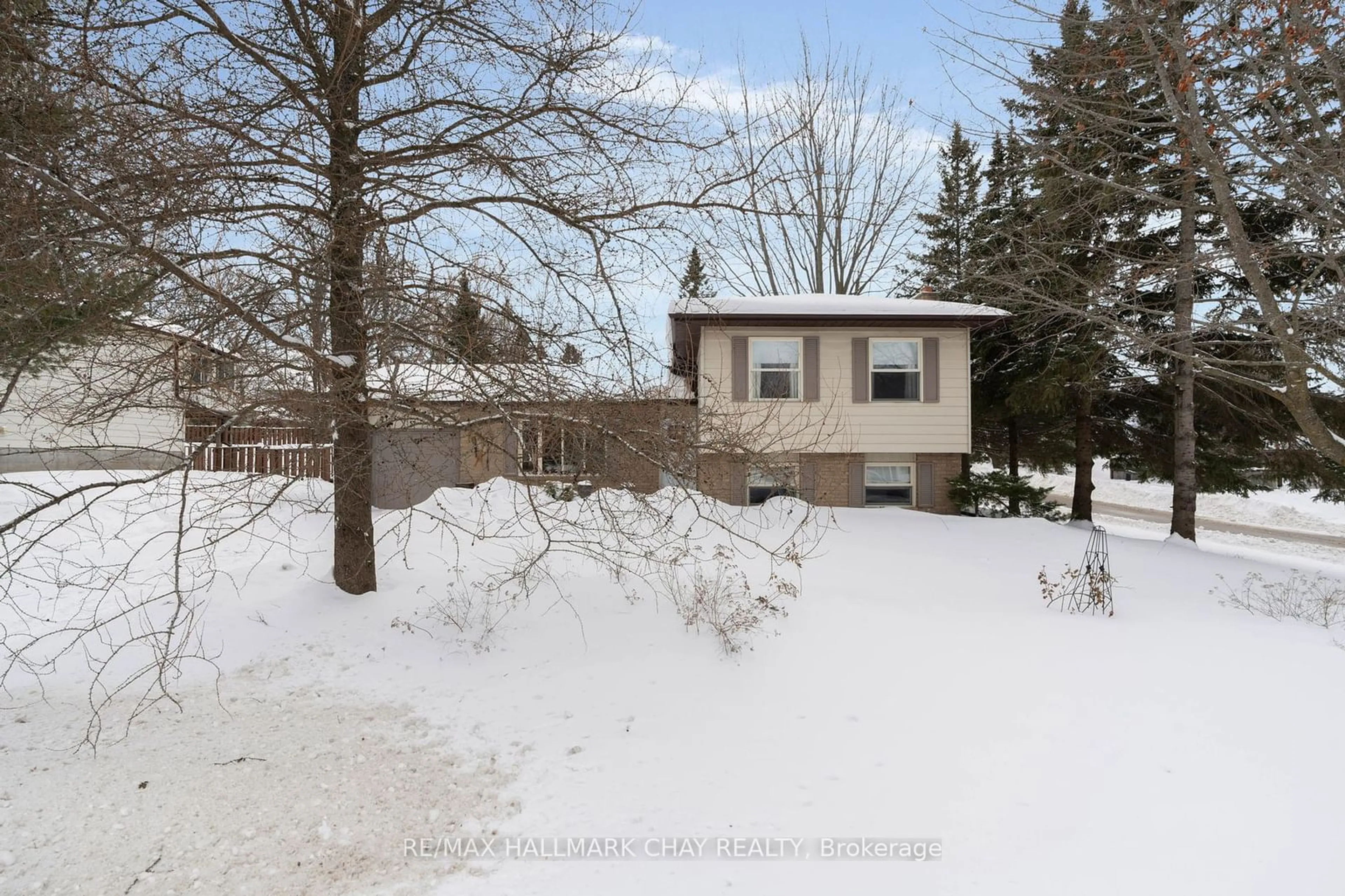 A pic from outside/outdoor area/front of a property/back of a property/a pic from drone, street for 57 Indian Arrow Rd, Barrie Ontario L4M 5P1