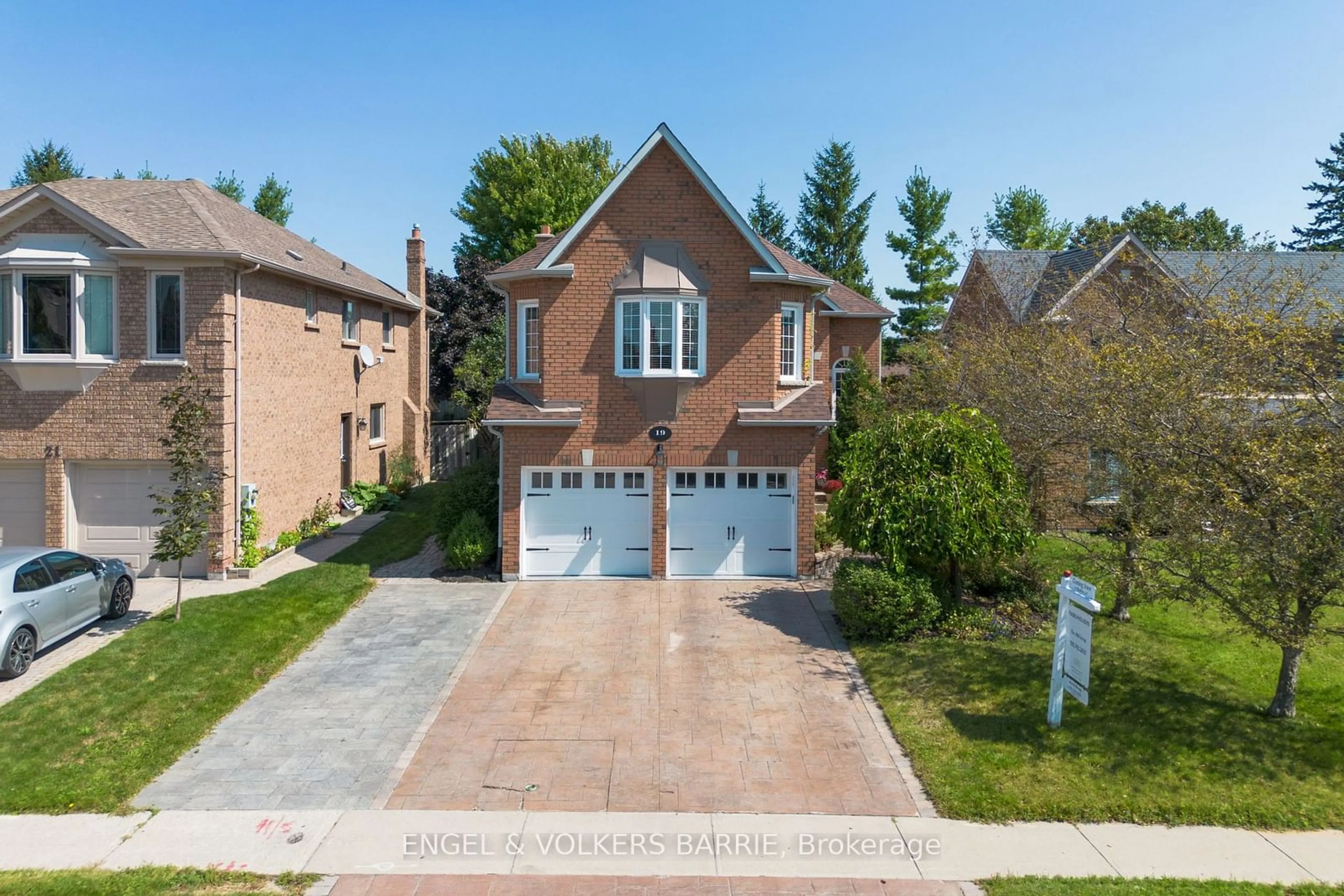 A pic from outside/outdoor area/front of a property/back of a property/a pic from drone, street for 19 Grand Forest Dr, Barrie Ontario L4N 7E7