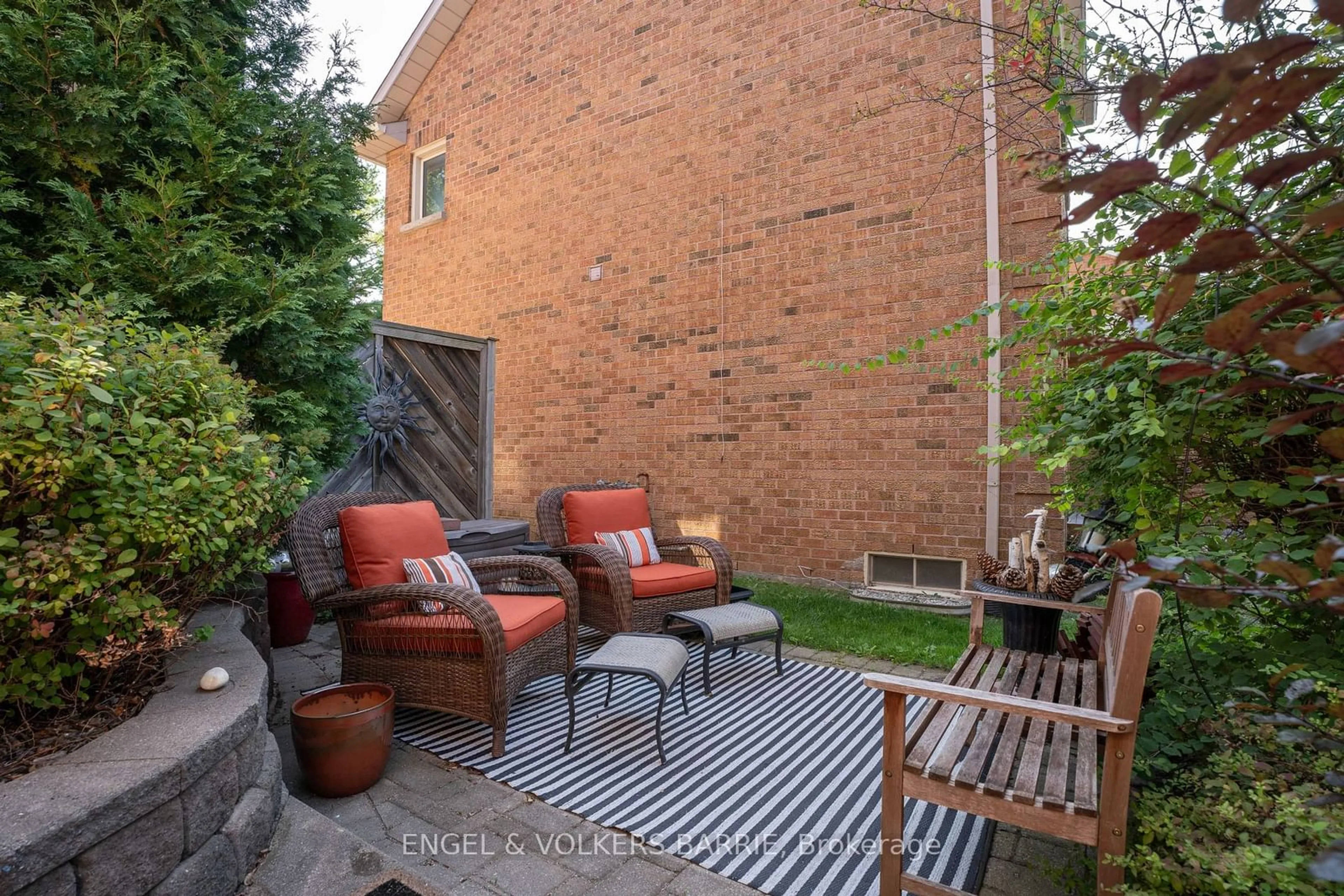 Patio, street for 19 Grand Forest Dr, Barrie Ontario L4N 7E7