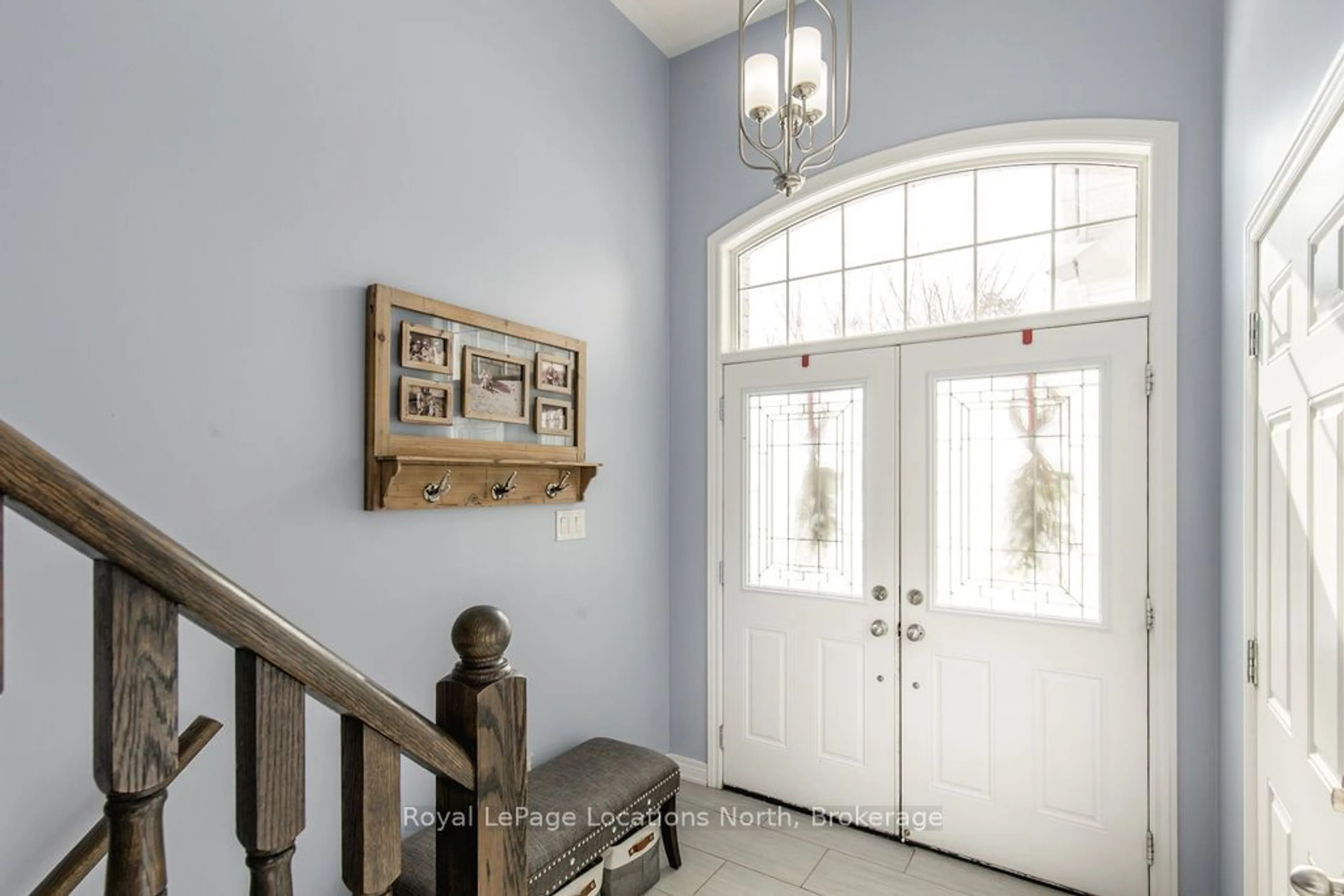 Indoor entryway for 18 Fawndale Cres, Wasaga Beach Ontario L9Z 2N2