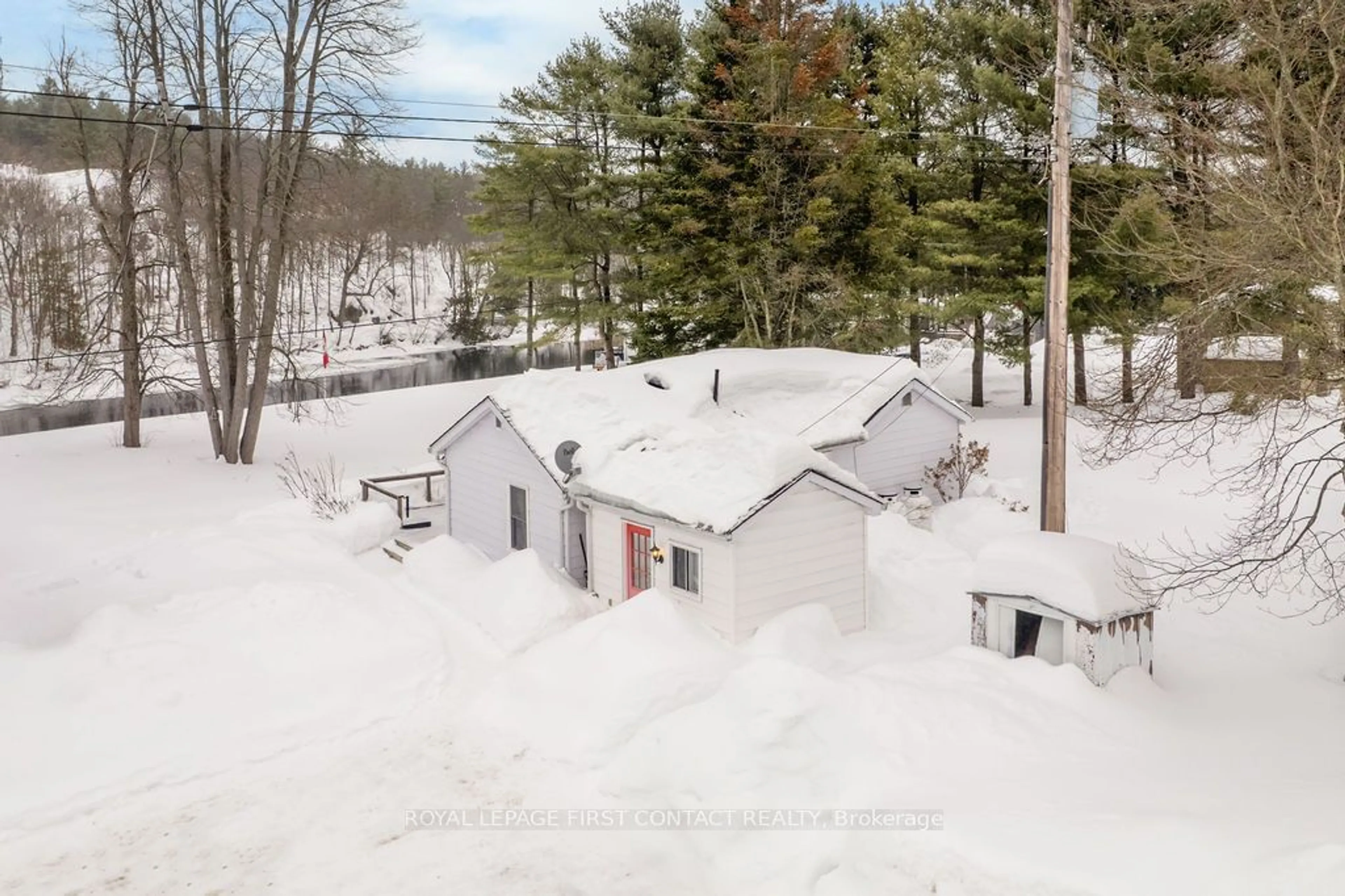 A pic from outside/outdoor area/front of a property/back of a property/a pic from drone, unknown for 3004 Moynes Rd, Severn Ontario L0K 2B0