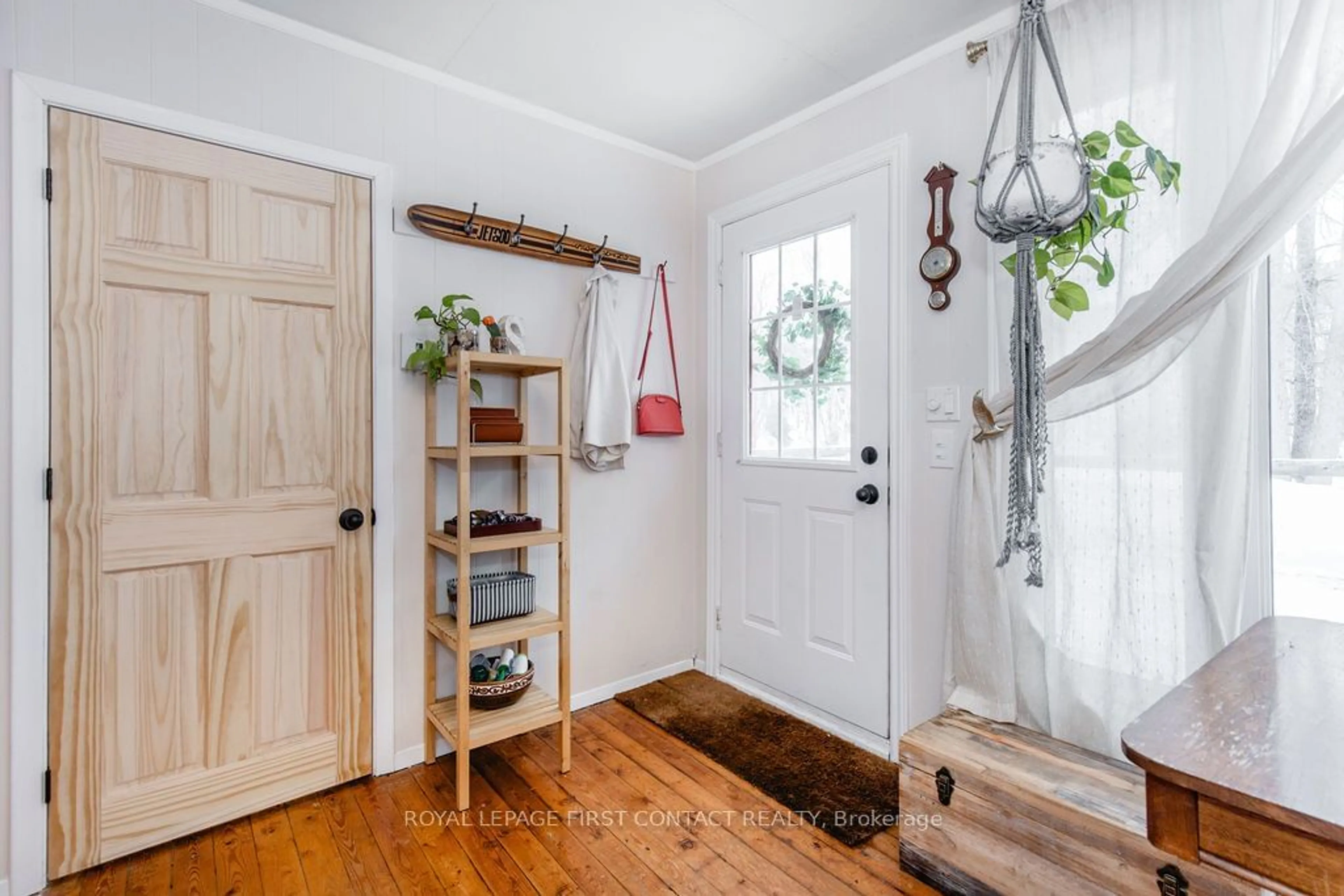 Indoor entryway for 3004 Moynes Rd, Severn Ontario L0K 2B0