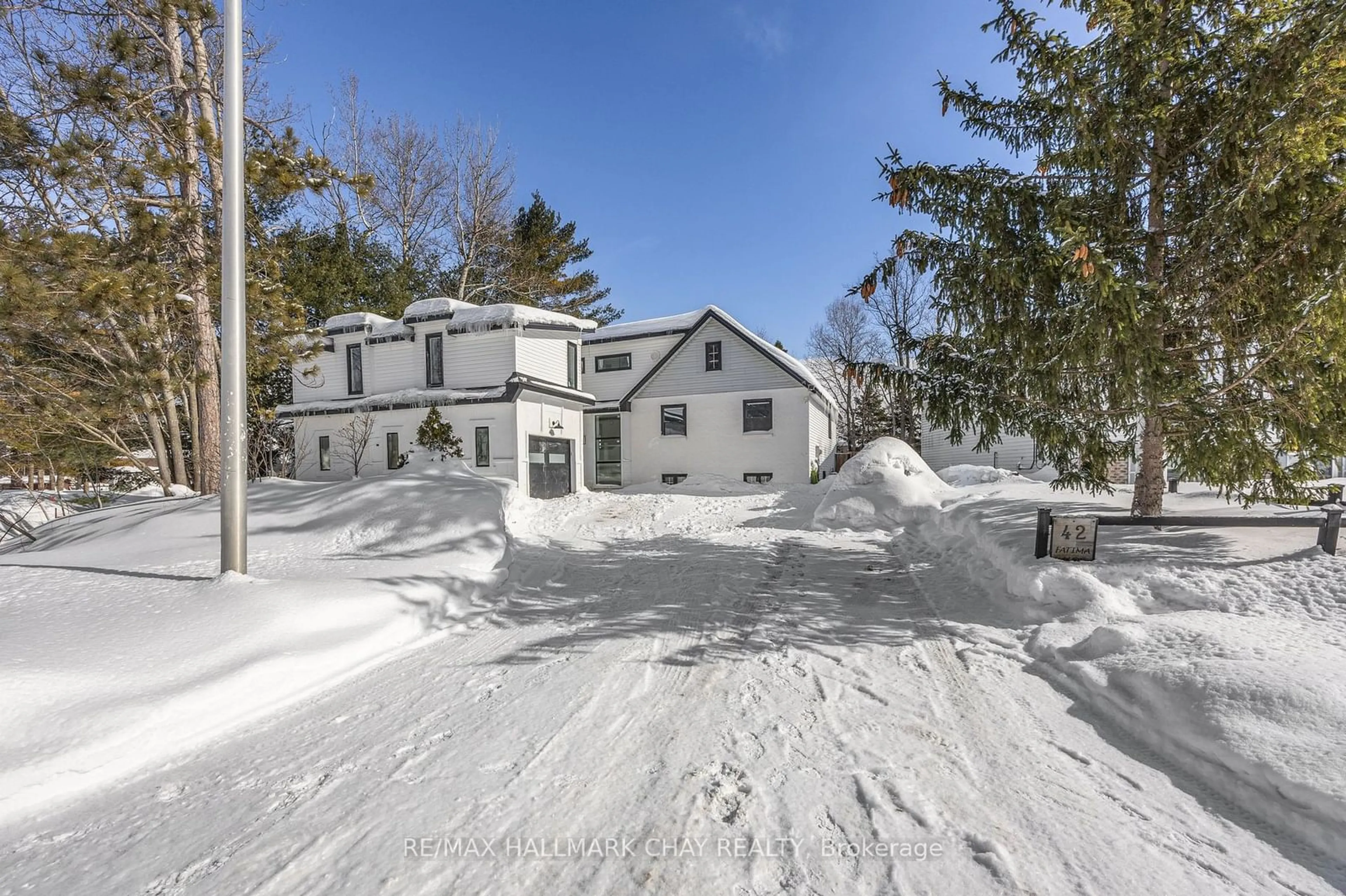 A pic from outside/outdoor area/front of a property/back of a property/a pic from drone, street for 42 Fatima Crt, Wasaga Beach Ontario L9Z 1K9