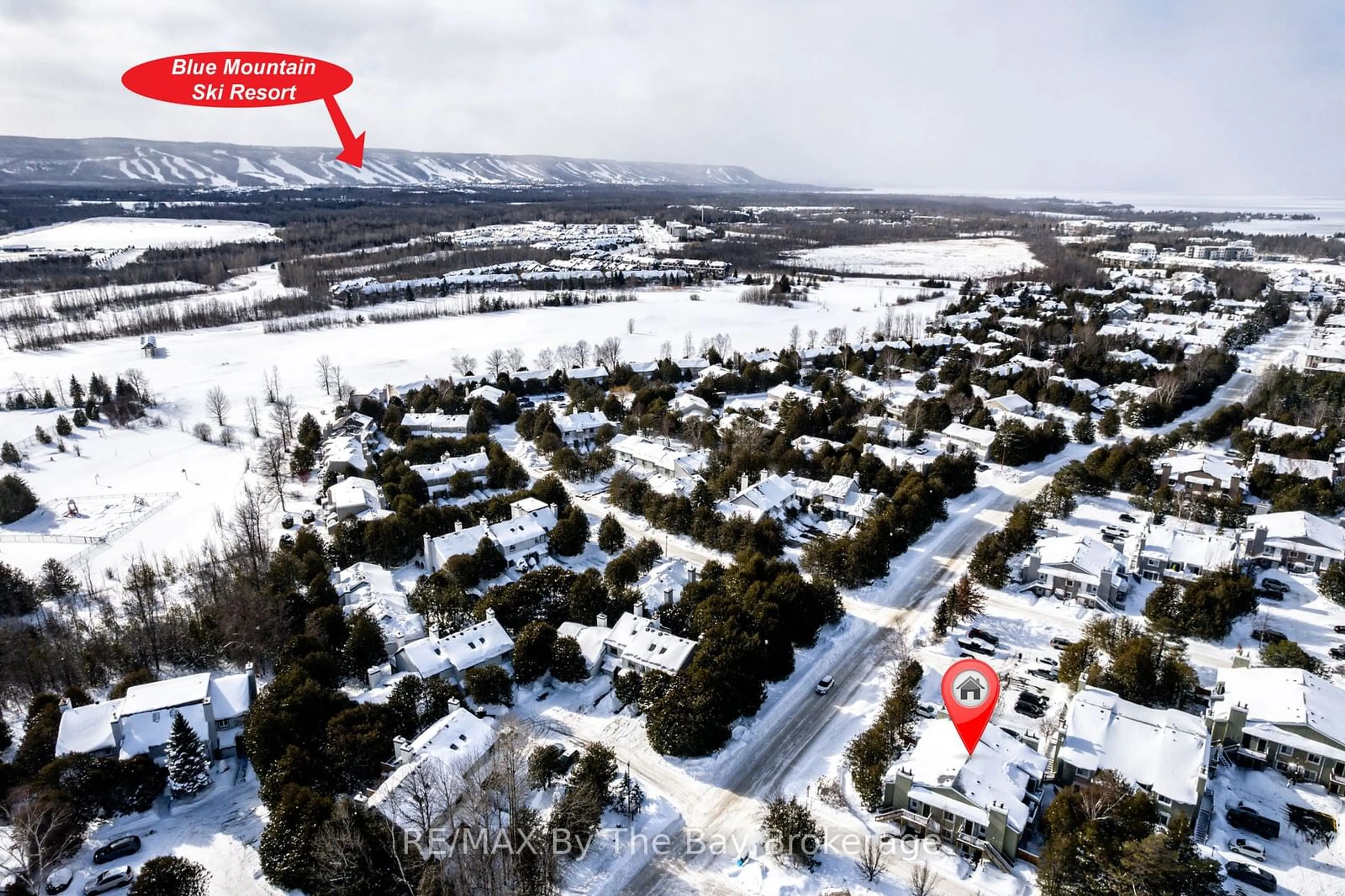 A pic from outside/outdoor area/front of a property/back of a property/a pic from drone, mountain view for 17 DAWSON Dr #26, Collingwood Ontario L9Y 5B4