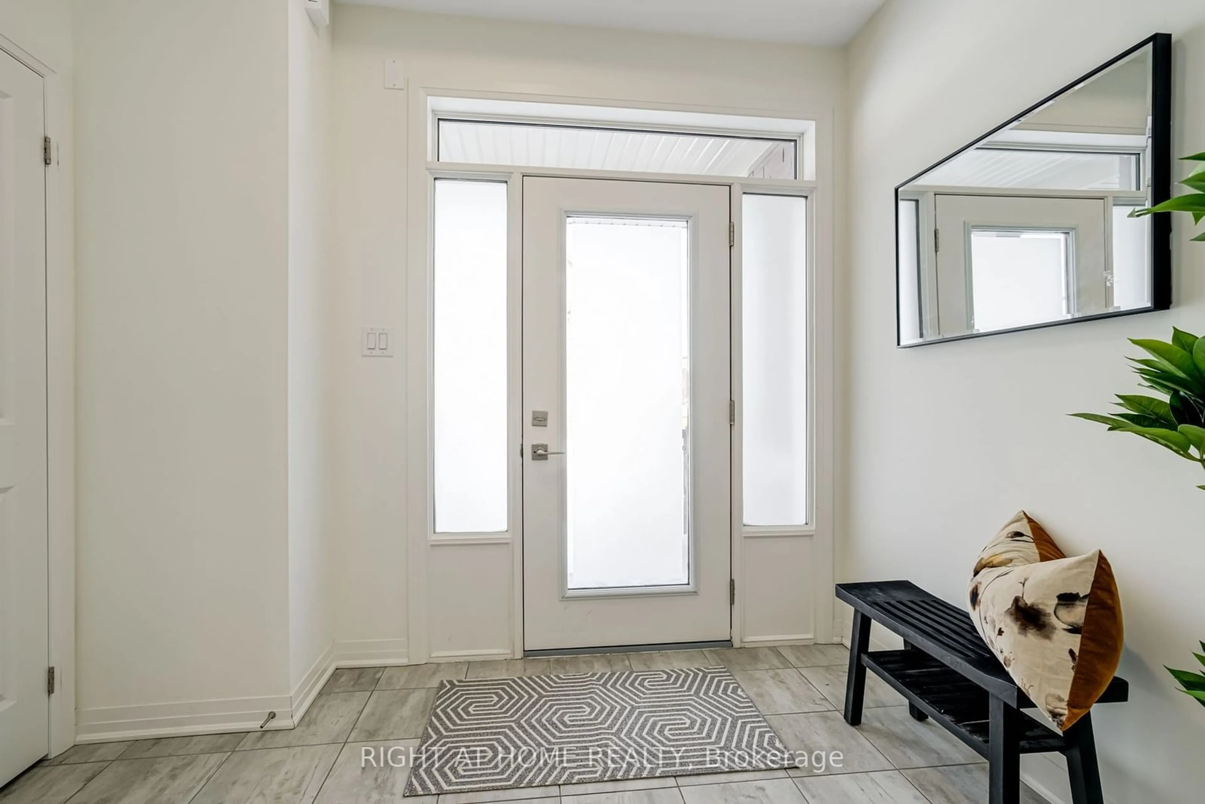 Indoor entryway for 118 West oak Tr, Barrie Ontario L9S 2Z4