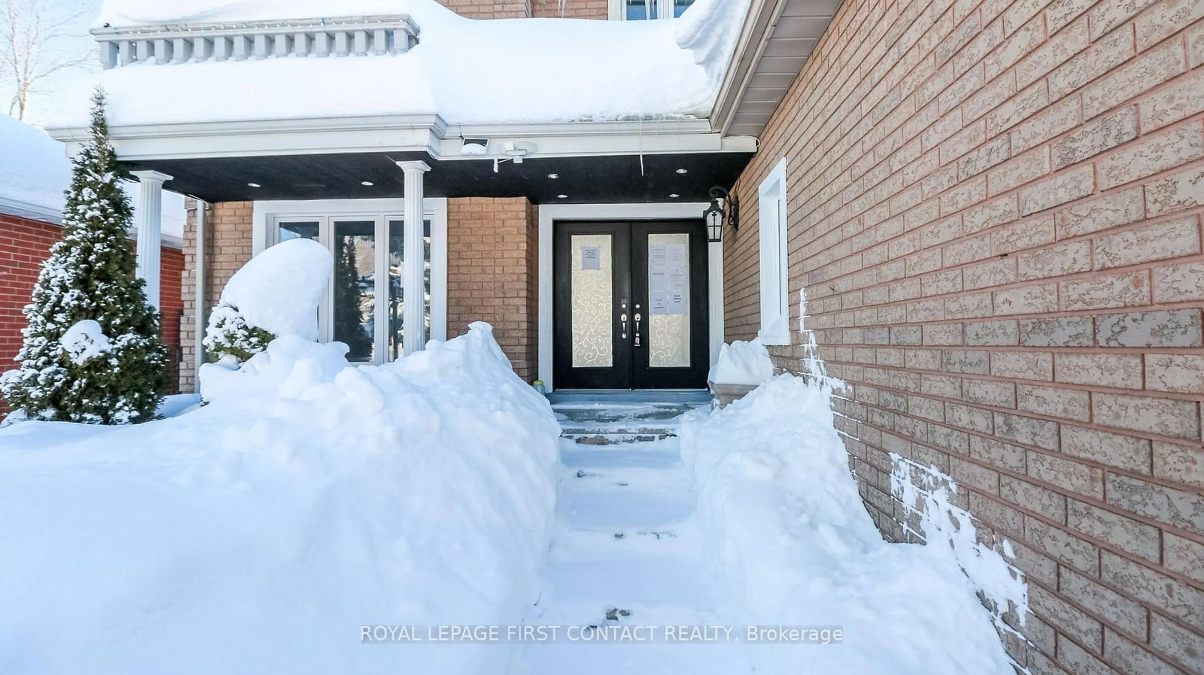 Indoor entryway for 104 Brown St, Barrie Ontario L4N 7V6