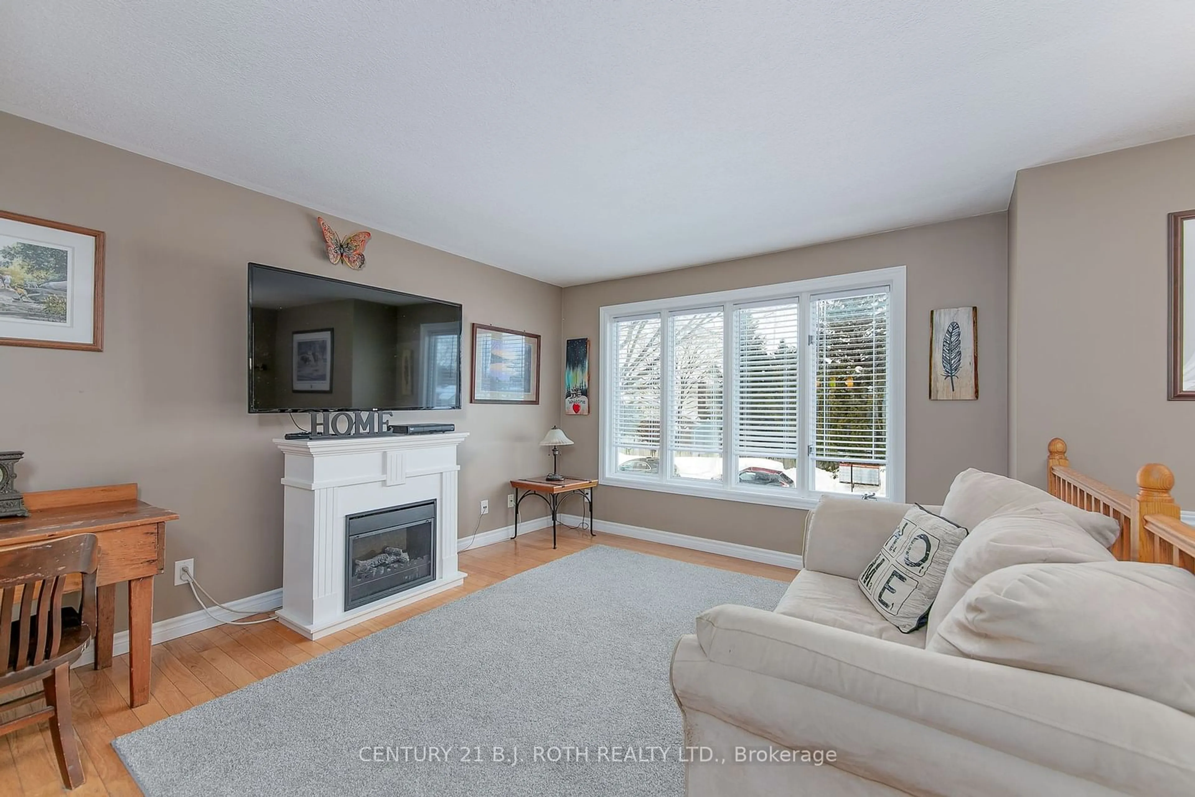 Living room with furniture, unknown for 52 Bridle Rd, Penetanguishene Ontario L9M 1J4