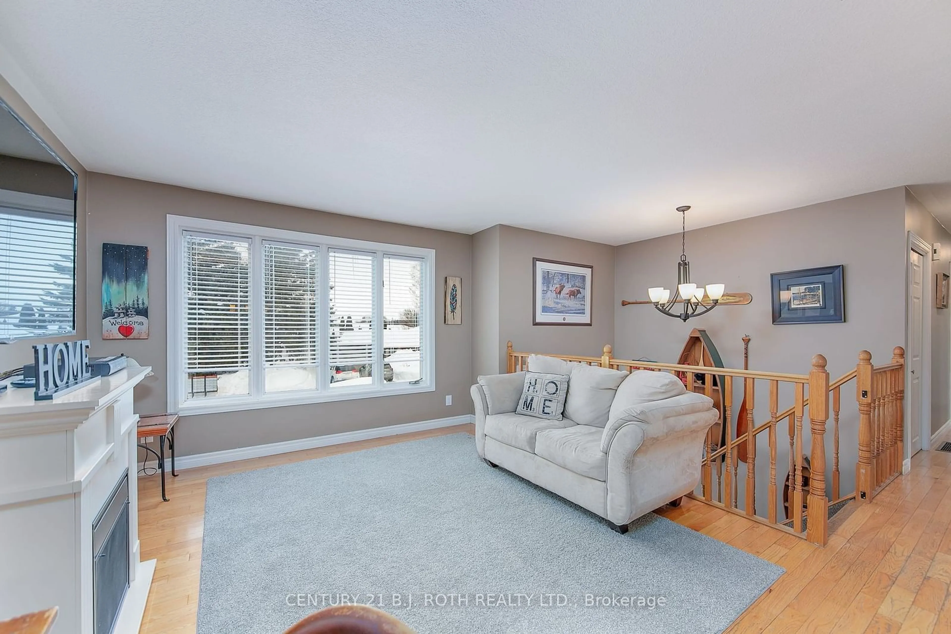 Living room with furniture, unknown for 52 Bridle Rd, Penetanguishene Ontario L9M 1J4