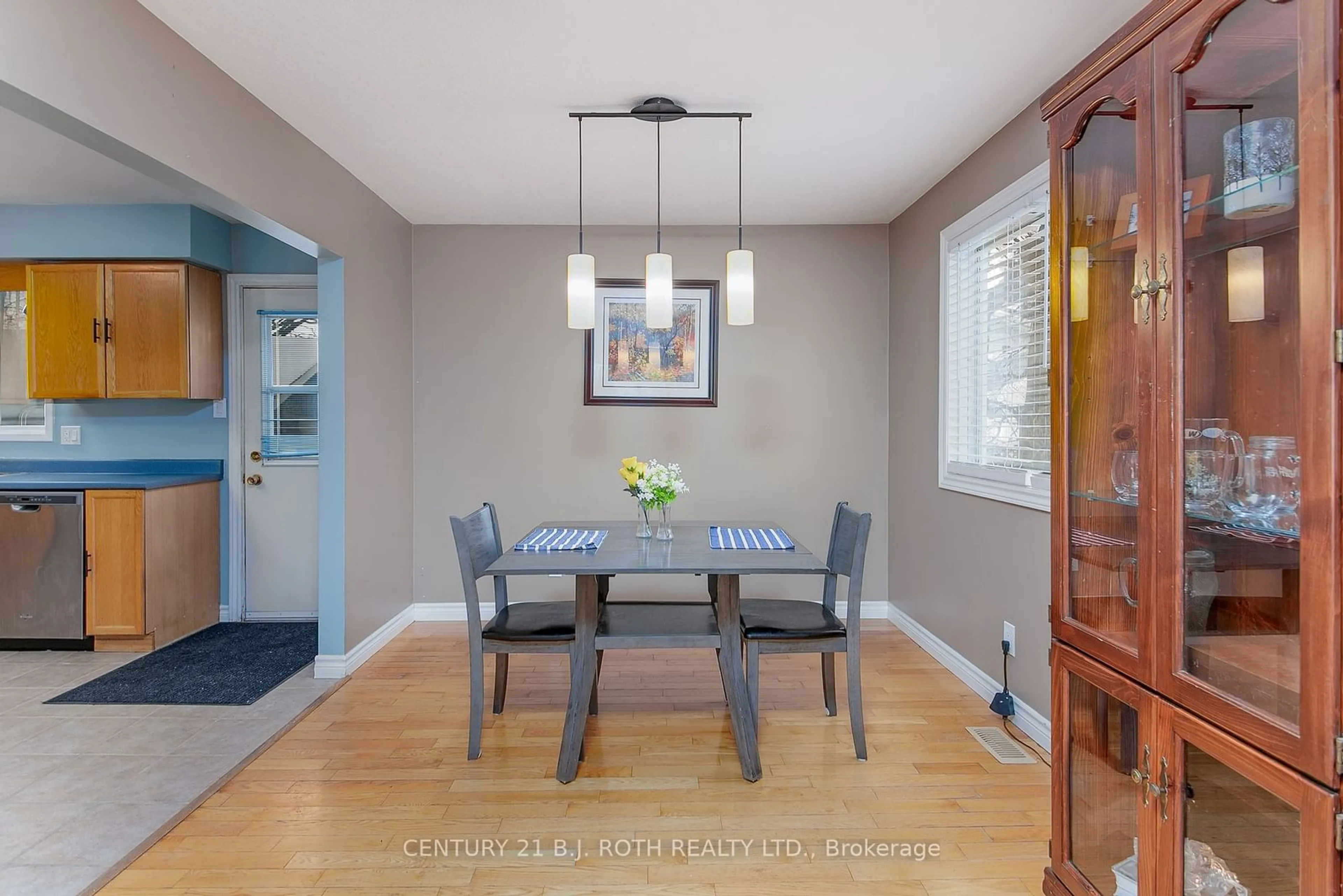 Dining room, wood/laminate floor for 52 Bridle Rd, Penetanguishene Ontario L9M 1J4