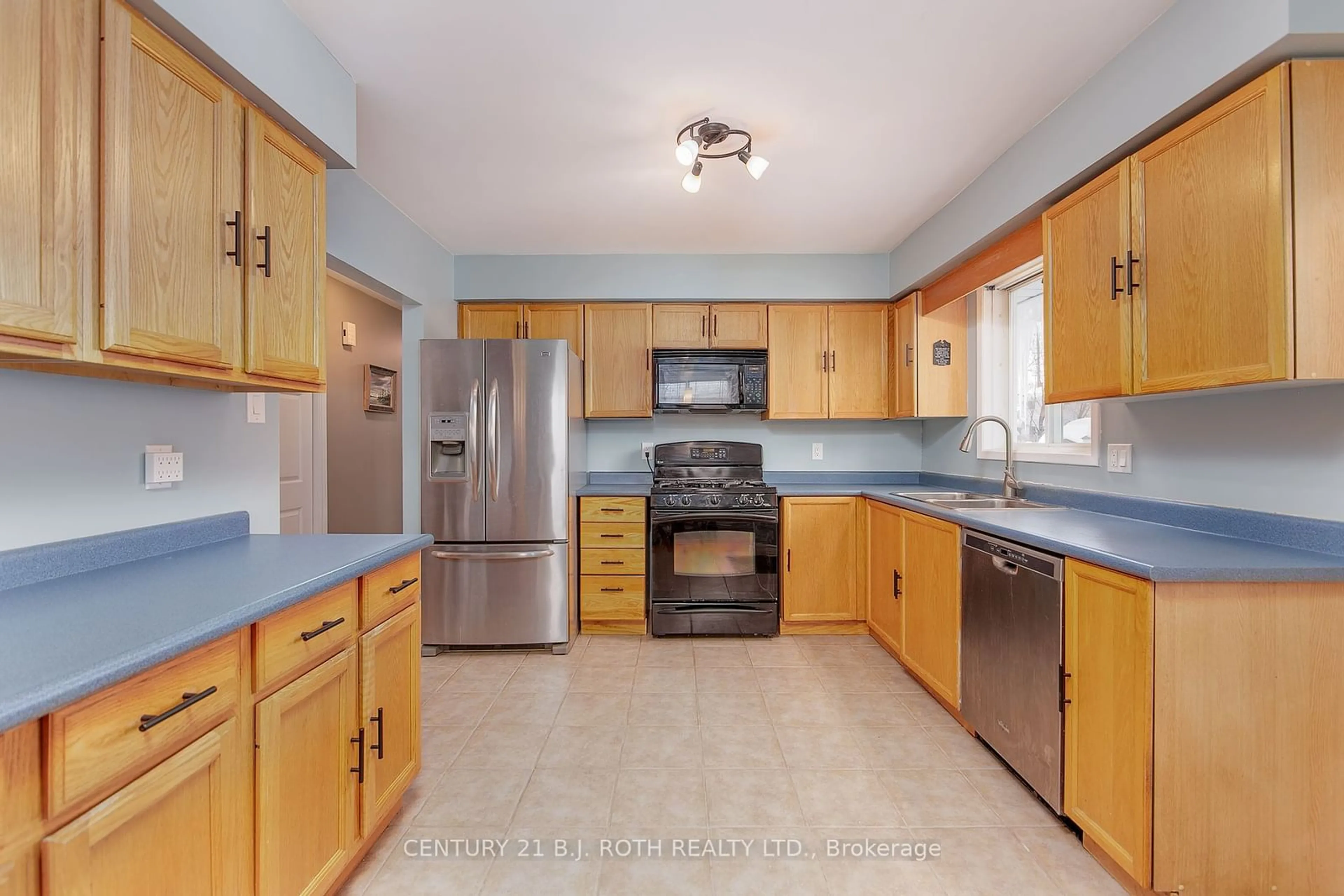 Standard kitchen, unknown for 52 Bridle Rd, Penetanguishene Ontario L9M 1J4