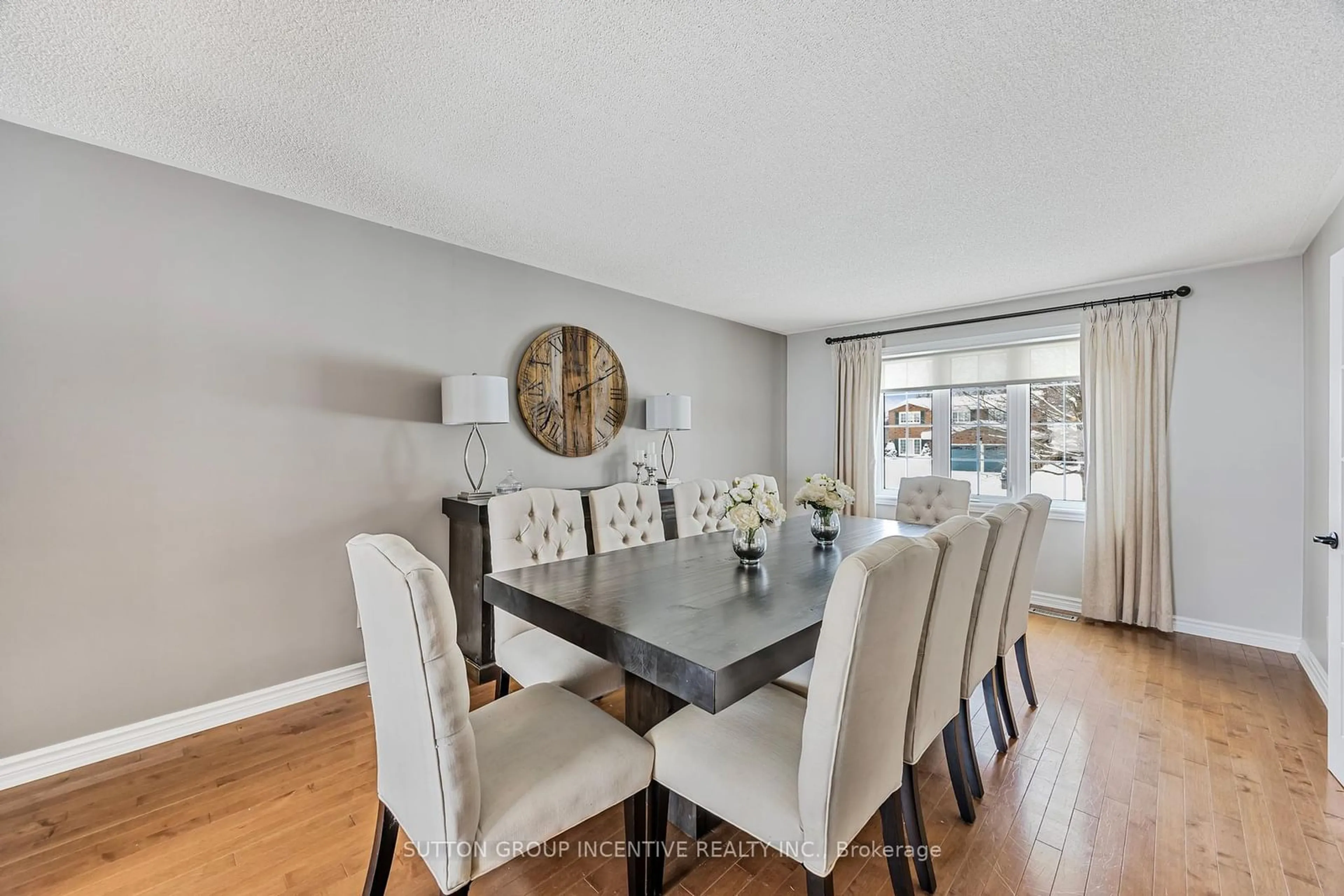 Dining room, wood/laminate floor for 21 Callaghan Dr, Barrie Ontario L4N 6E8