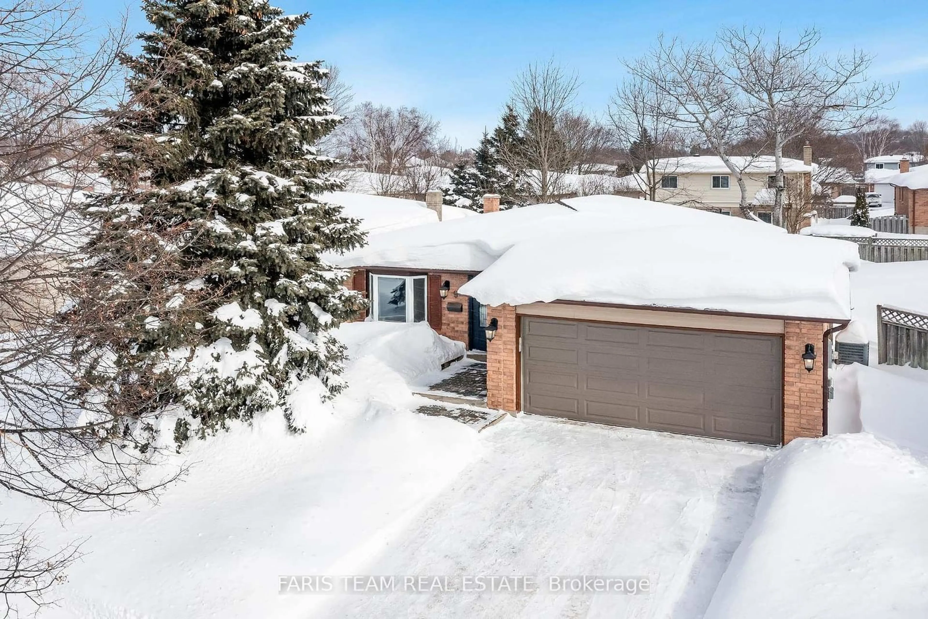 A pic from outside/outdoor area/front of a property/back of a property/a pic from drone, street for 9 Ford St, Barrie Ontario L4N 5X2