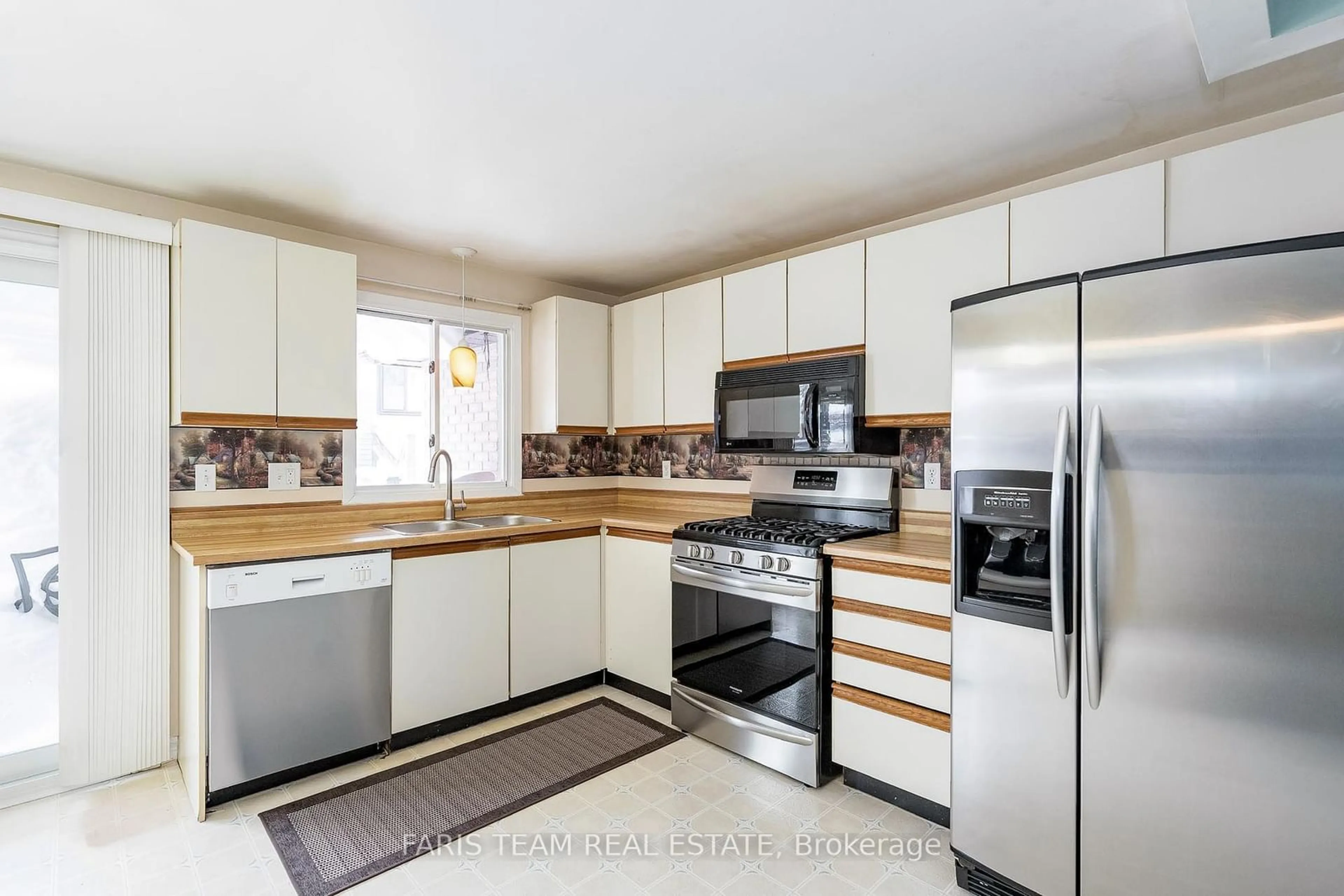 Standard kitchen, unknown for 9 Ford St, Barrie Ontario L4N 5X2