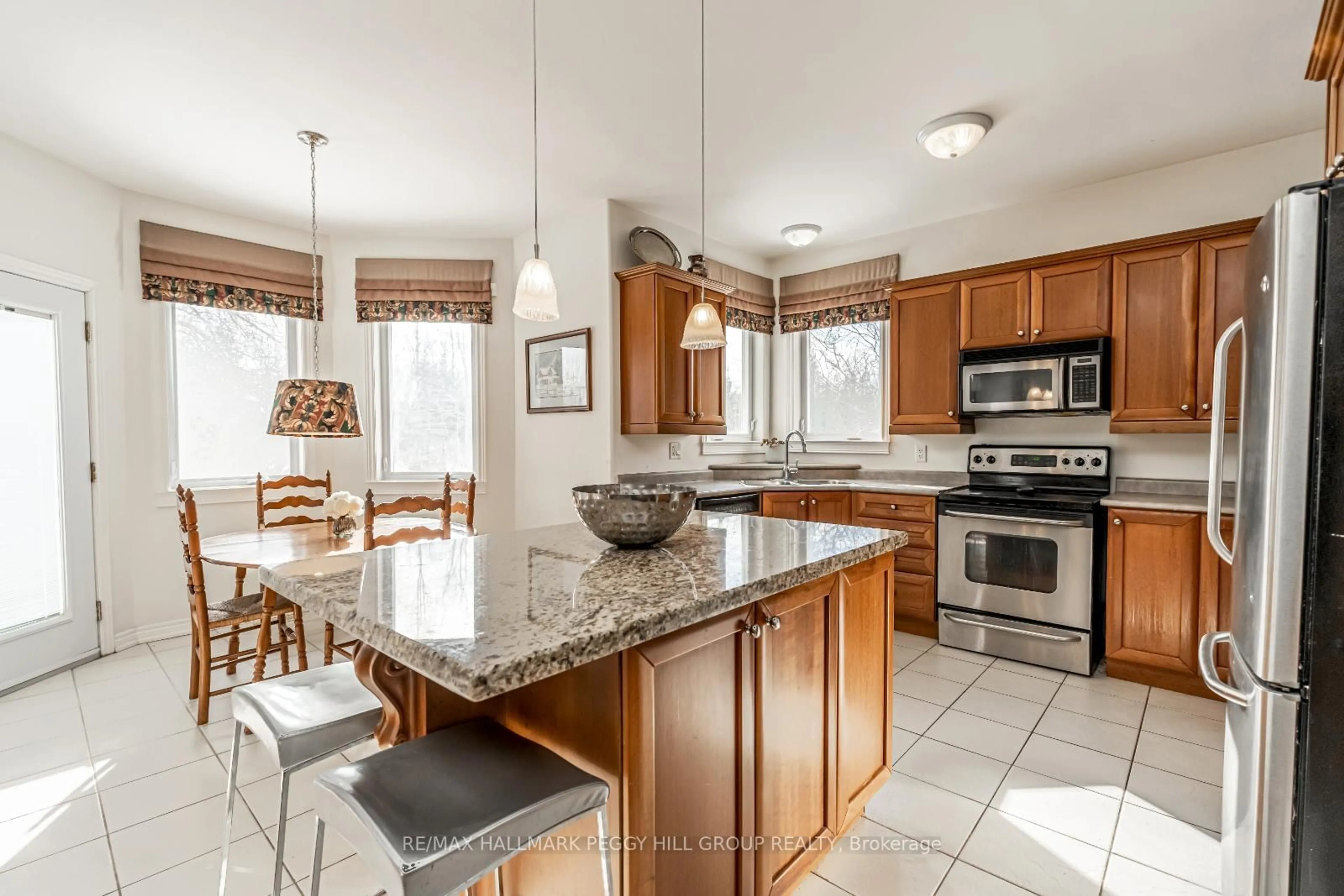 Open concept kitchen, ceramic/tile floor for 32 Basswood Circ, Oro-Medonte Ontario L0L 2L0