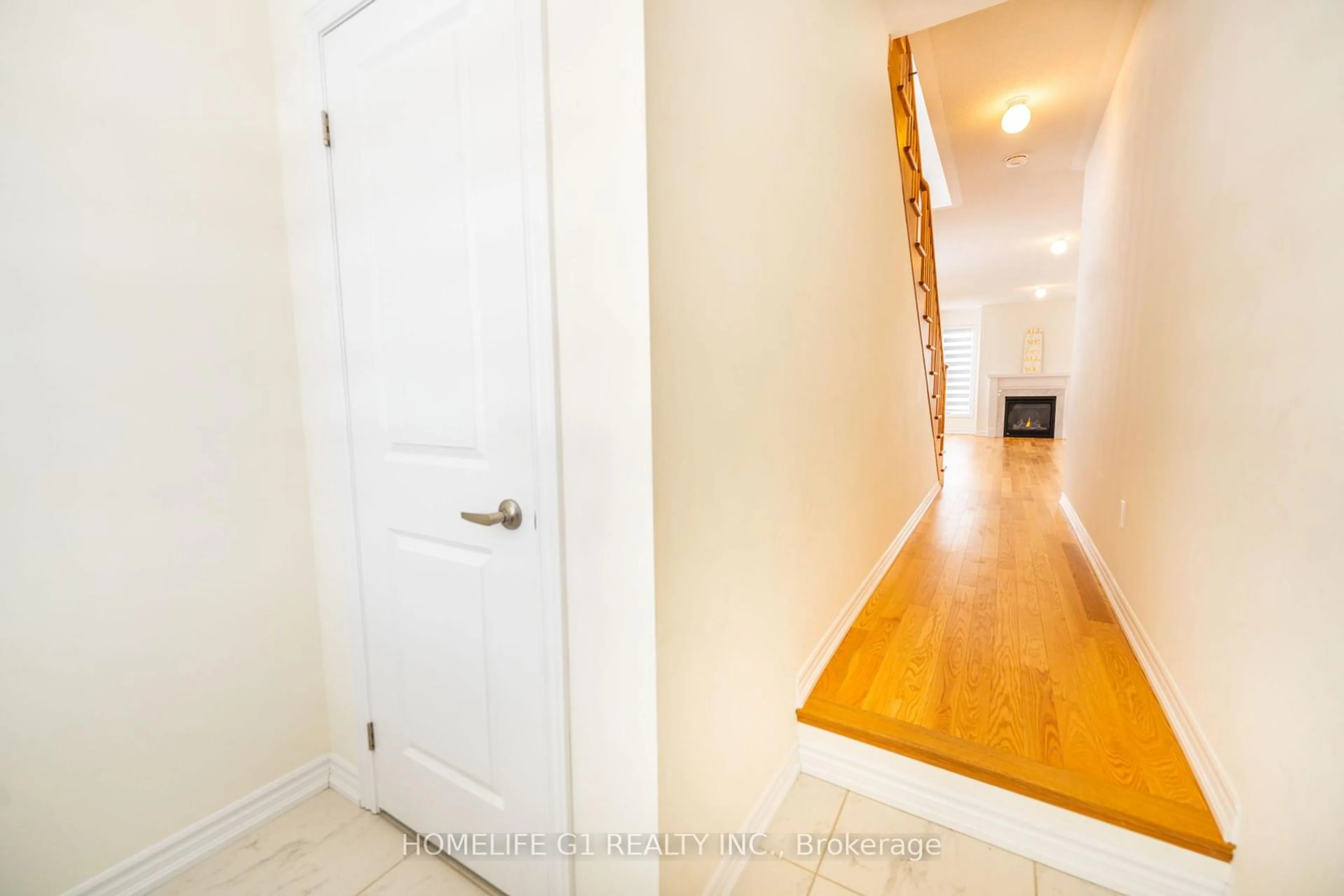 Indoor entryway for 50 Rochester Dr, Barrie Ontario L9S 2Z8