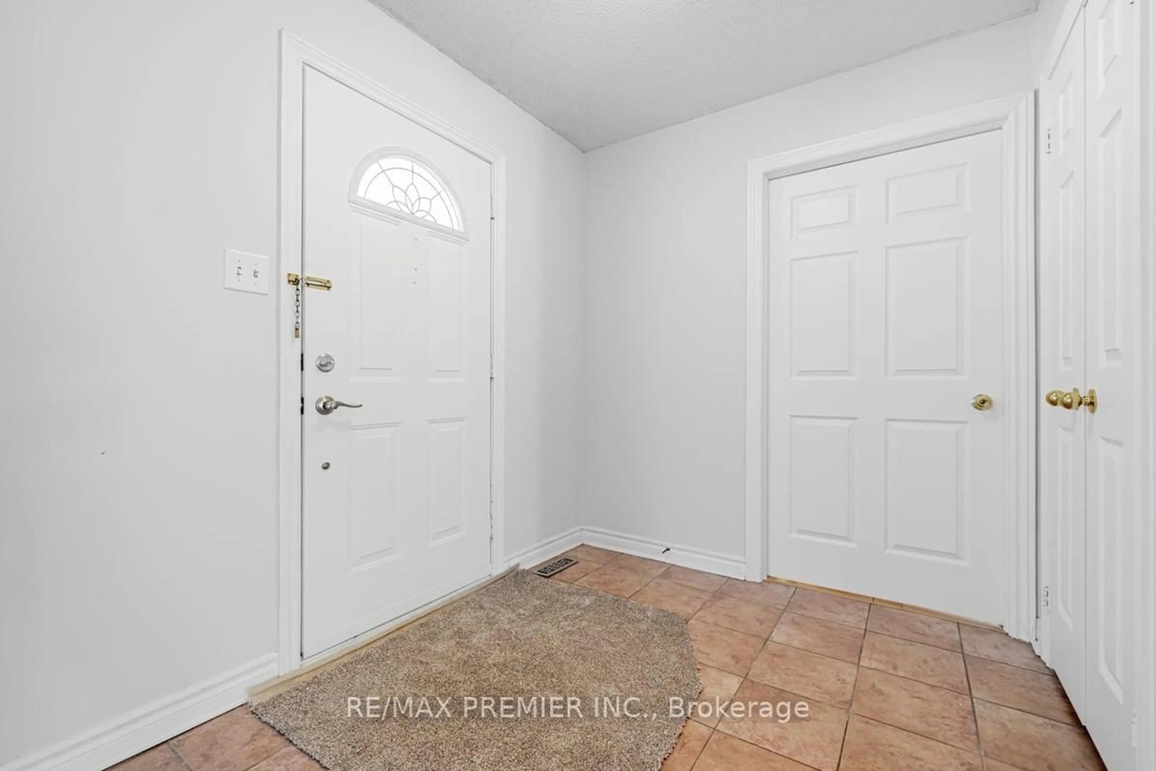 Indoor entryway for 9 Brighton Rd, Barrie Ontario L4M 6S5