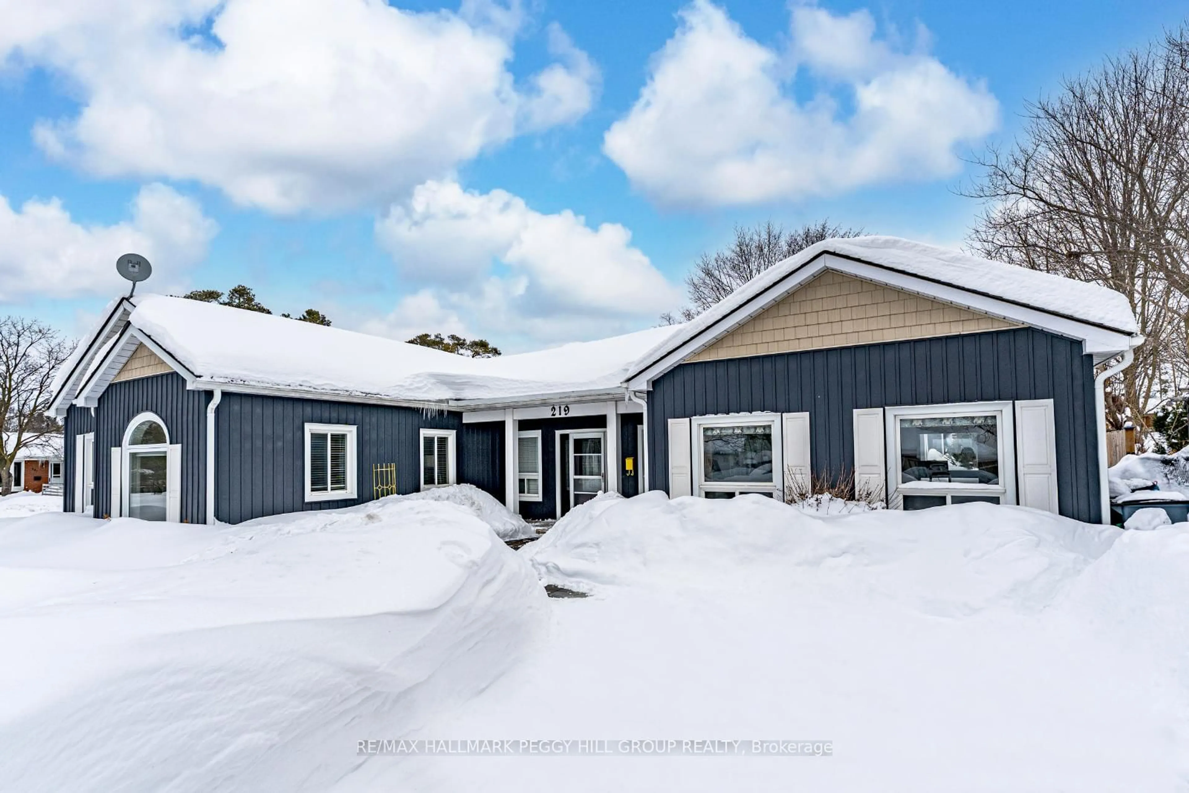 A pic from outside/outdoor area/front of a property/back of a property/a pic from drone, building for 219 Cox Mill Rd, Barrie Ontario L4N 4G6