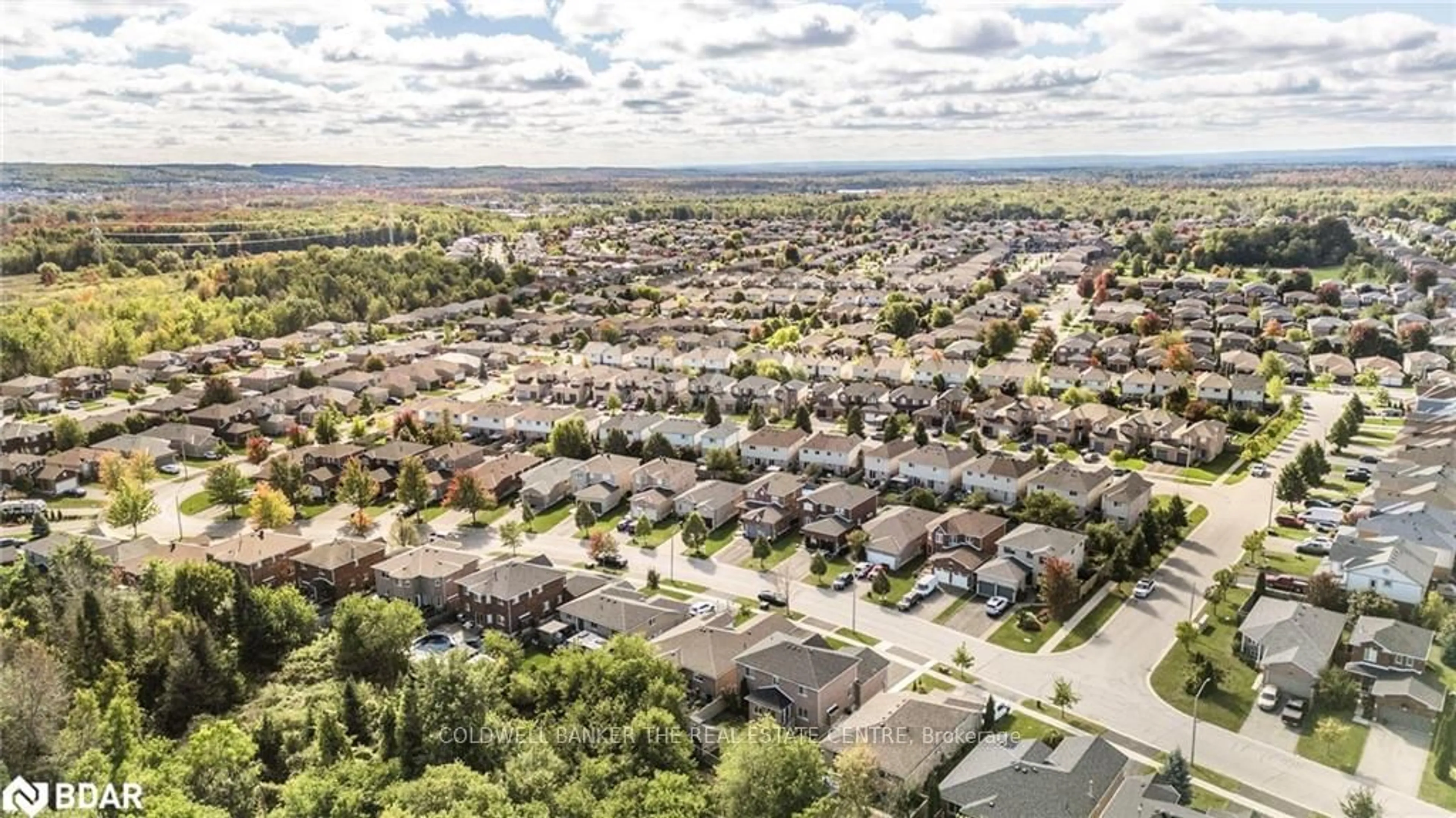 A pic from outside/outdoor area/front of a property/back of a property/a pic from drone, street for 32 Jagges Dr, Barrie Ontario L4N 0W9