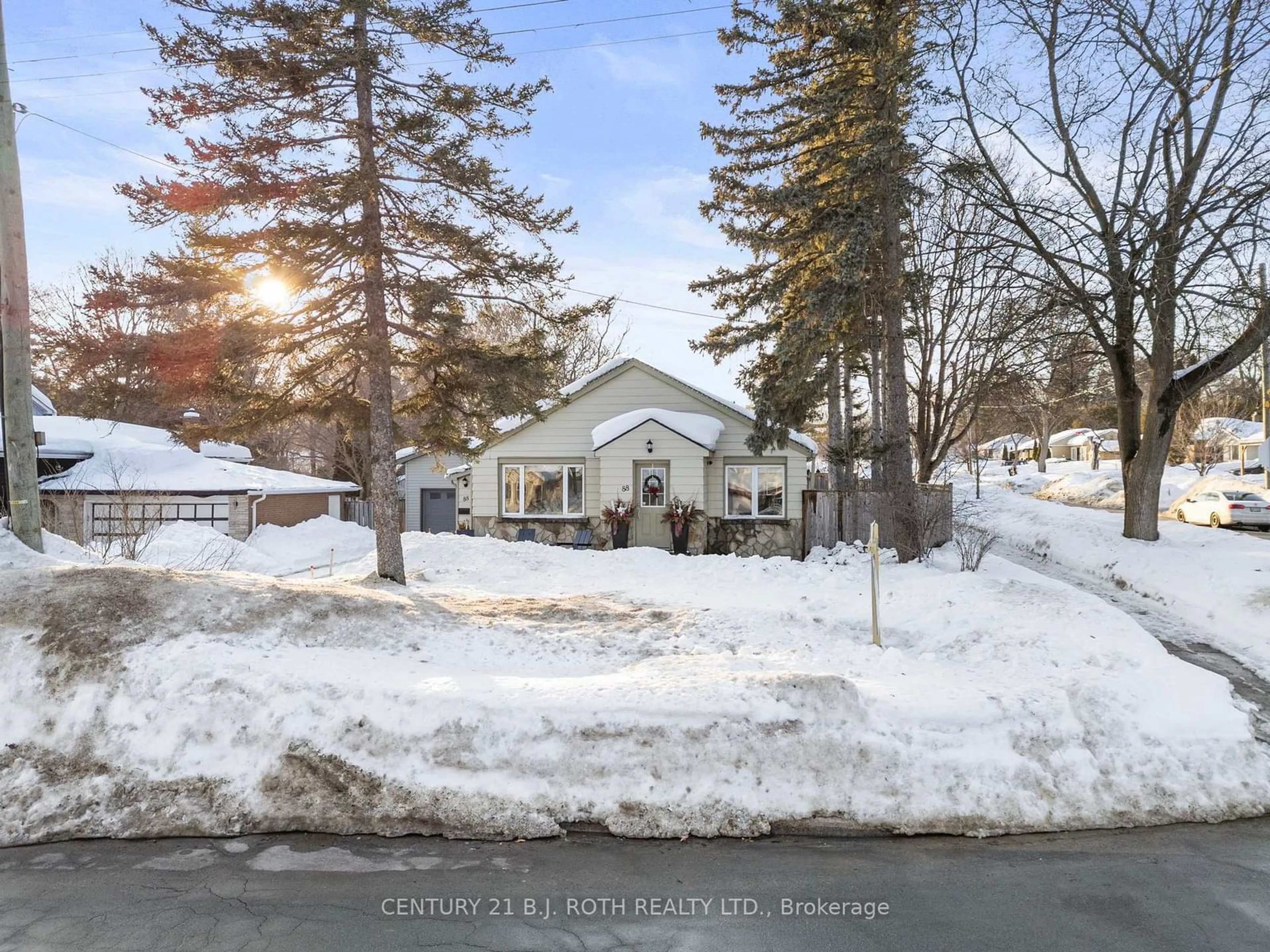 A pic from outside/outdoor area/front of a property/back of a property/a pic from drone, street for 88 Puget St, Barrie Ontario L4M 4N4