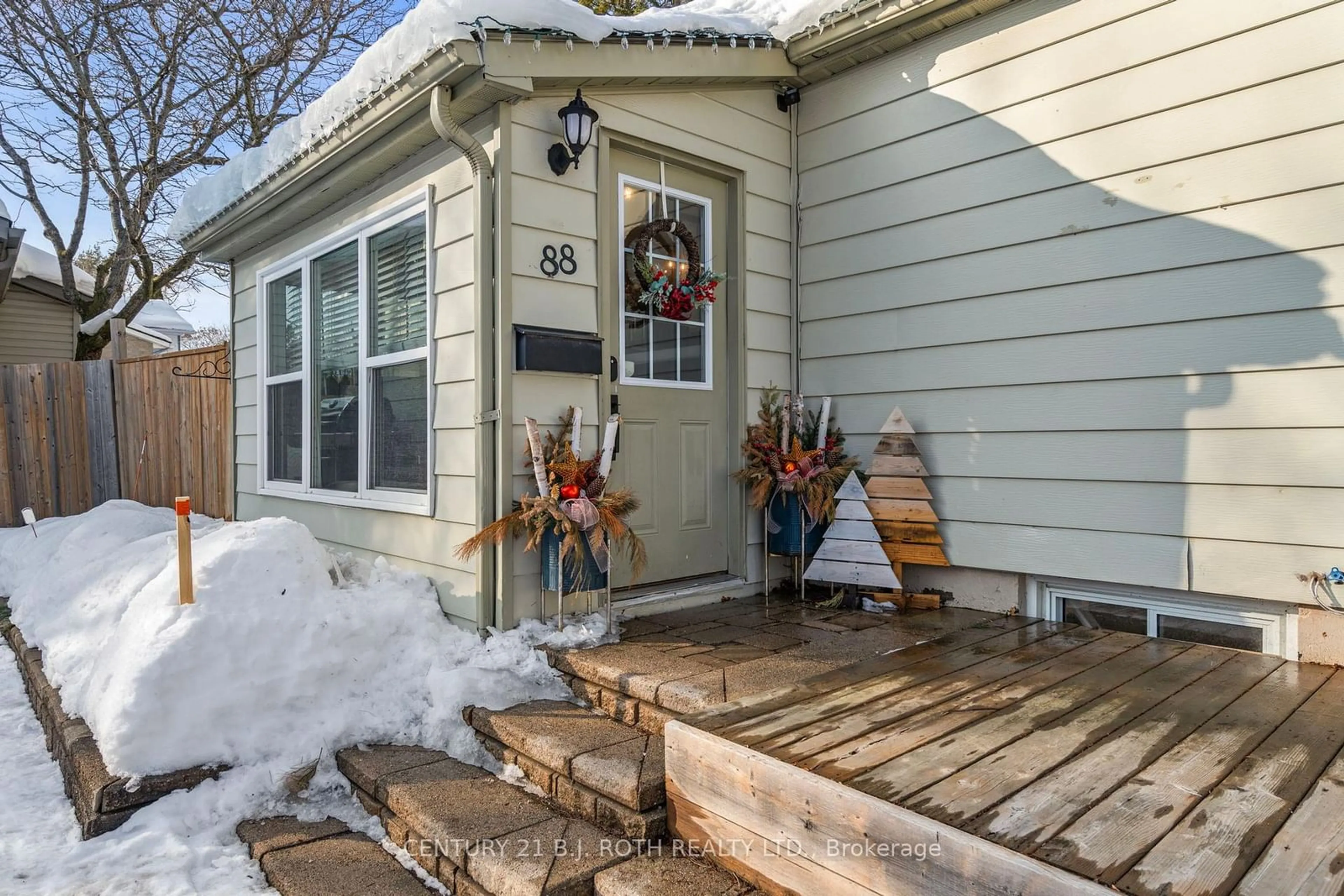 Indoor entryway for 88 Puget St, Barrie Ontario L4M 4N4