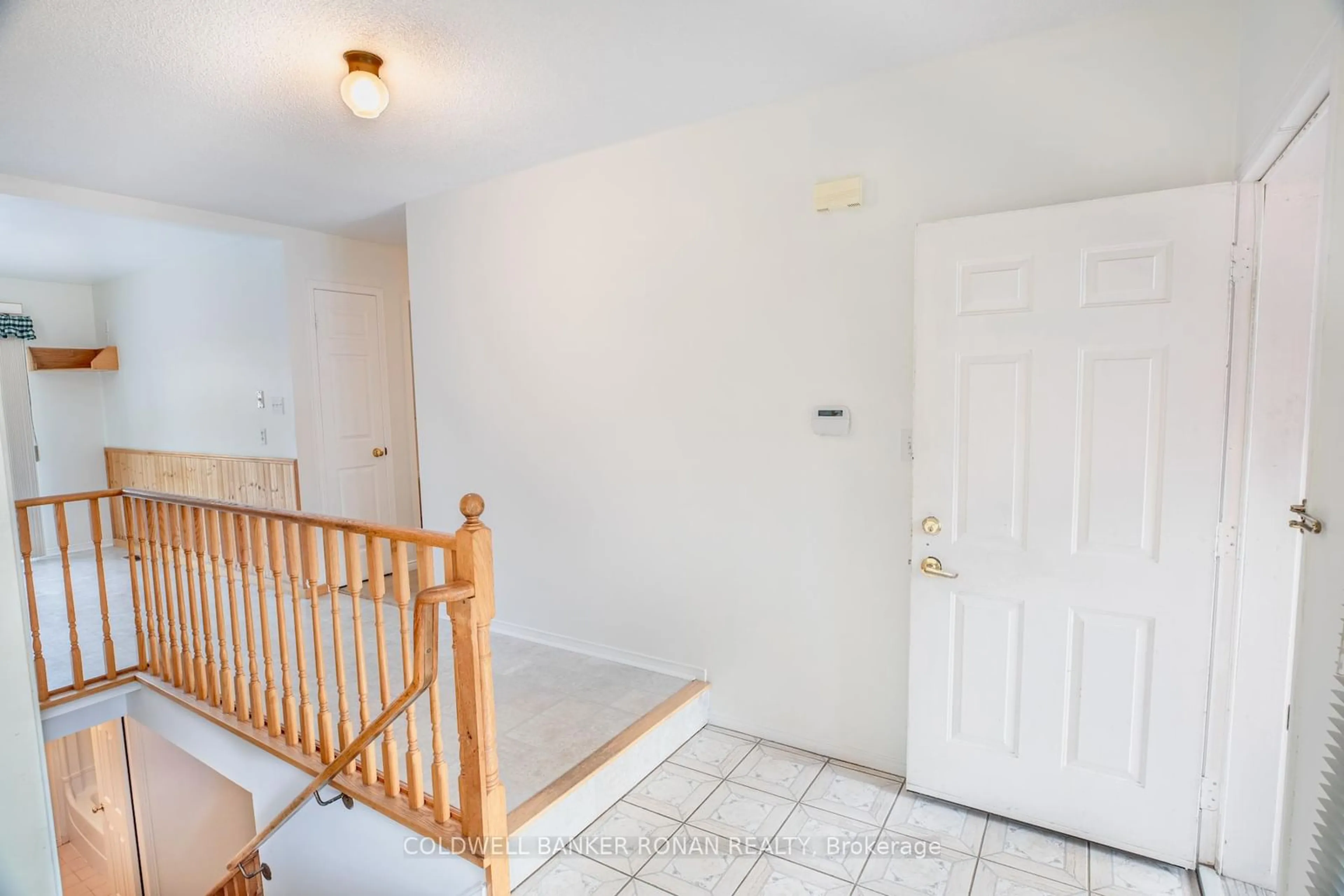 Indoor entryway for 17 Mayfair Dr, Barrie Ontario L4N 6Y7