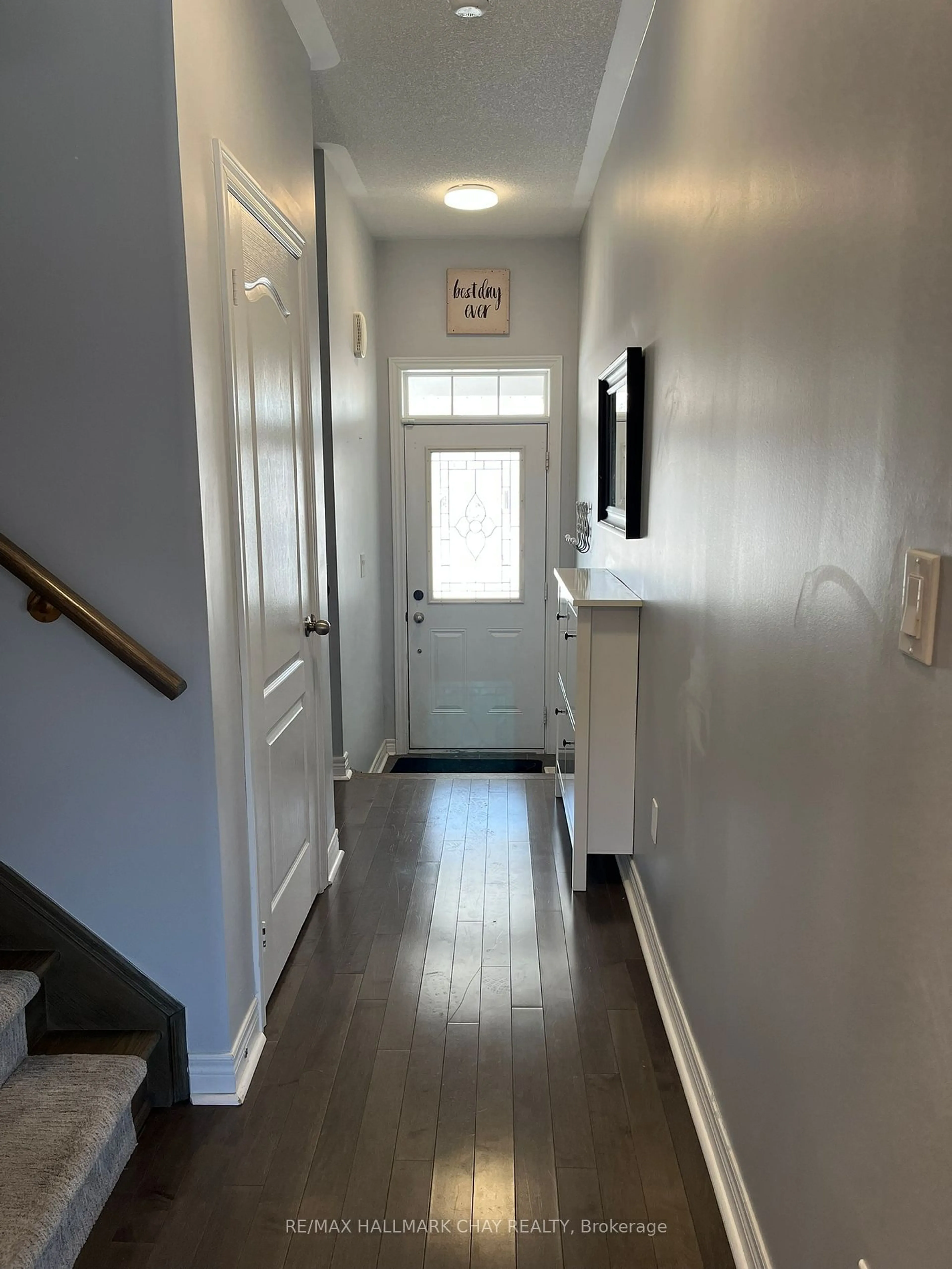 Indoor entryway for 64 Pearcey Cres, Barrie Ontario L4N 6R7