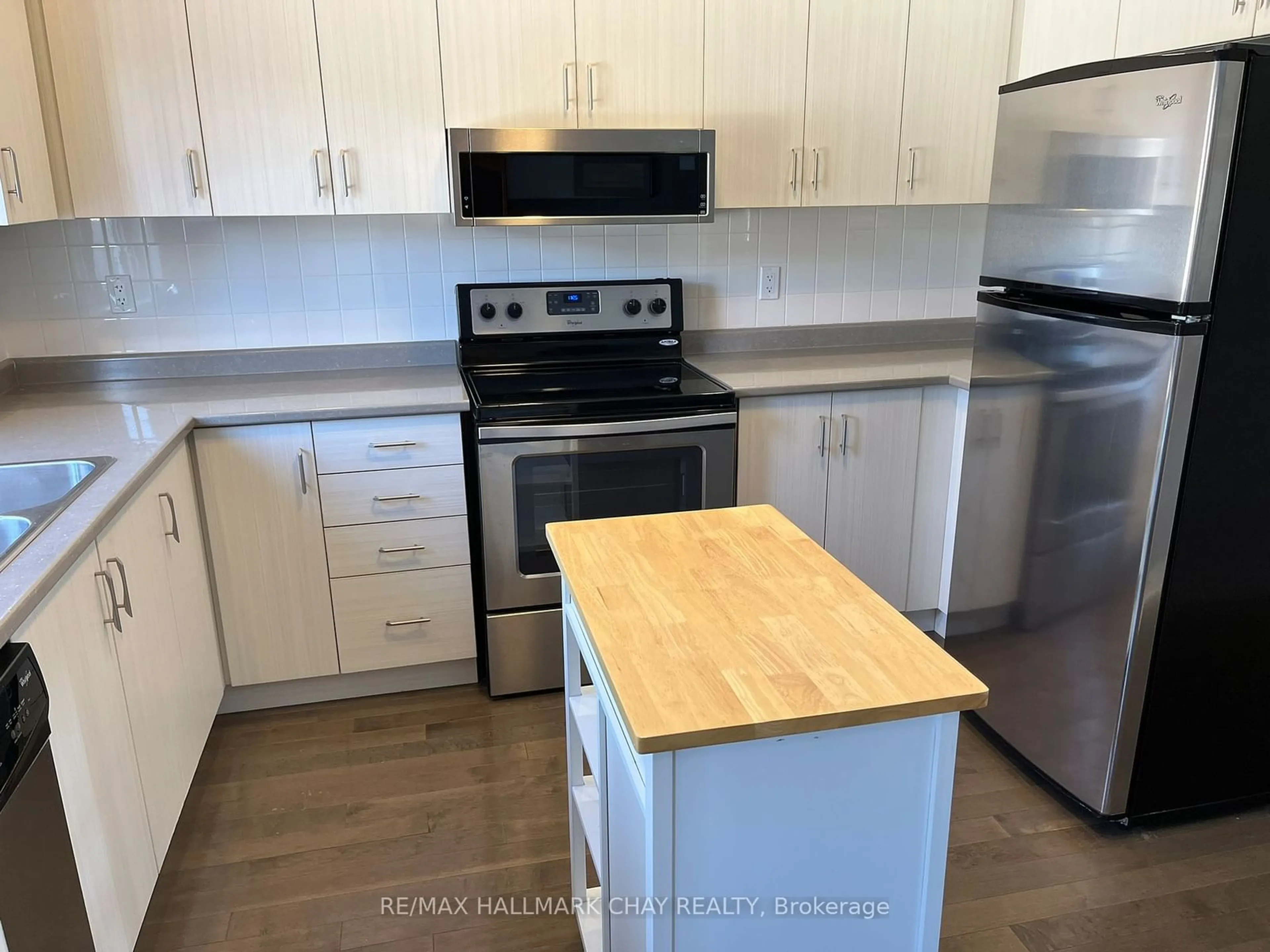 Standard kitchen, unknown for 64 Pearcey Cres, Barrie Ontario L4N 6R7