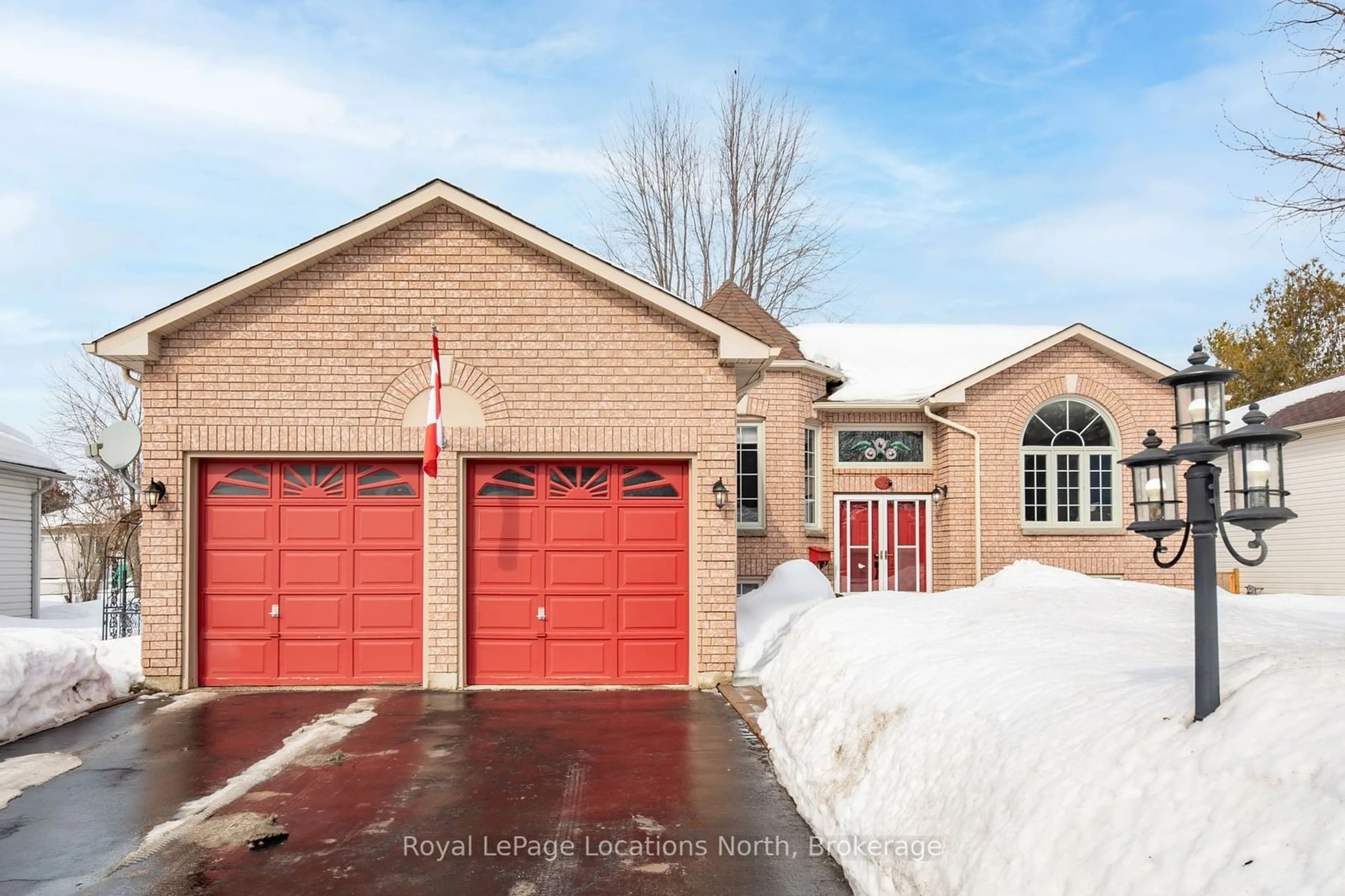 Home with brick exterior material, street for 85 Silver Birch Ave, Wasaga Beach Ontario L9Z 1N8