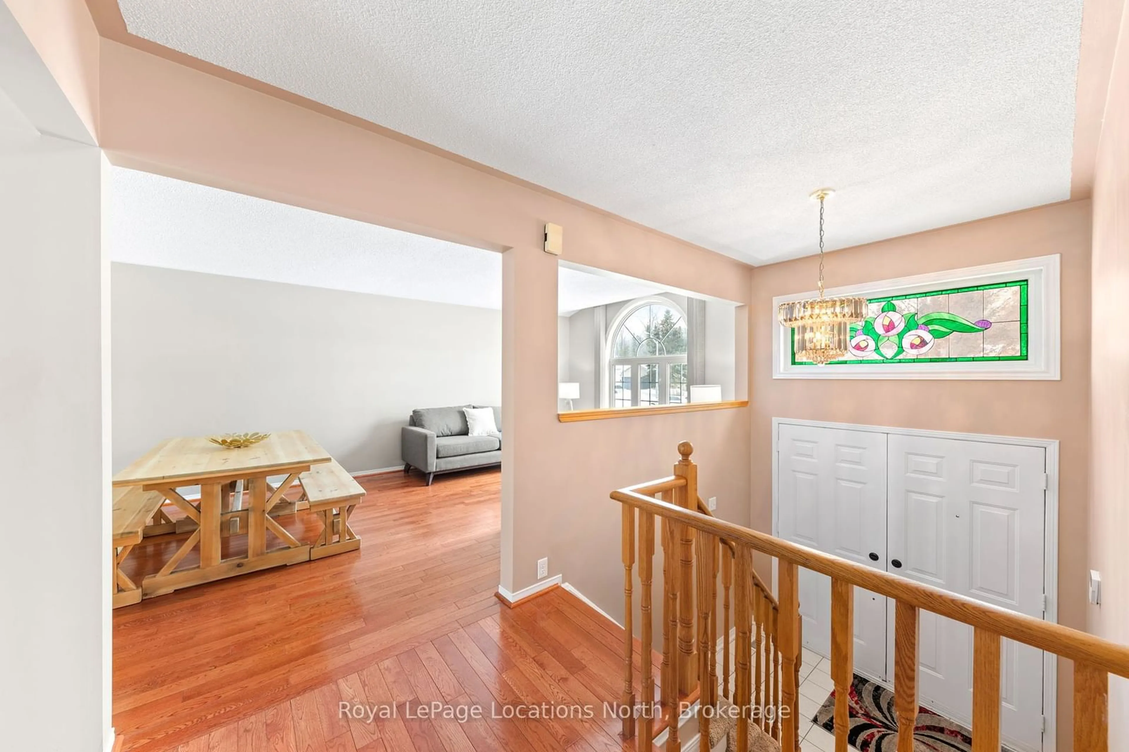 Indoor foyer for 85 Silver Birch Ave, Wasaga Beach Ontario L9Z 1N8