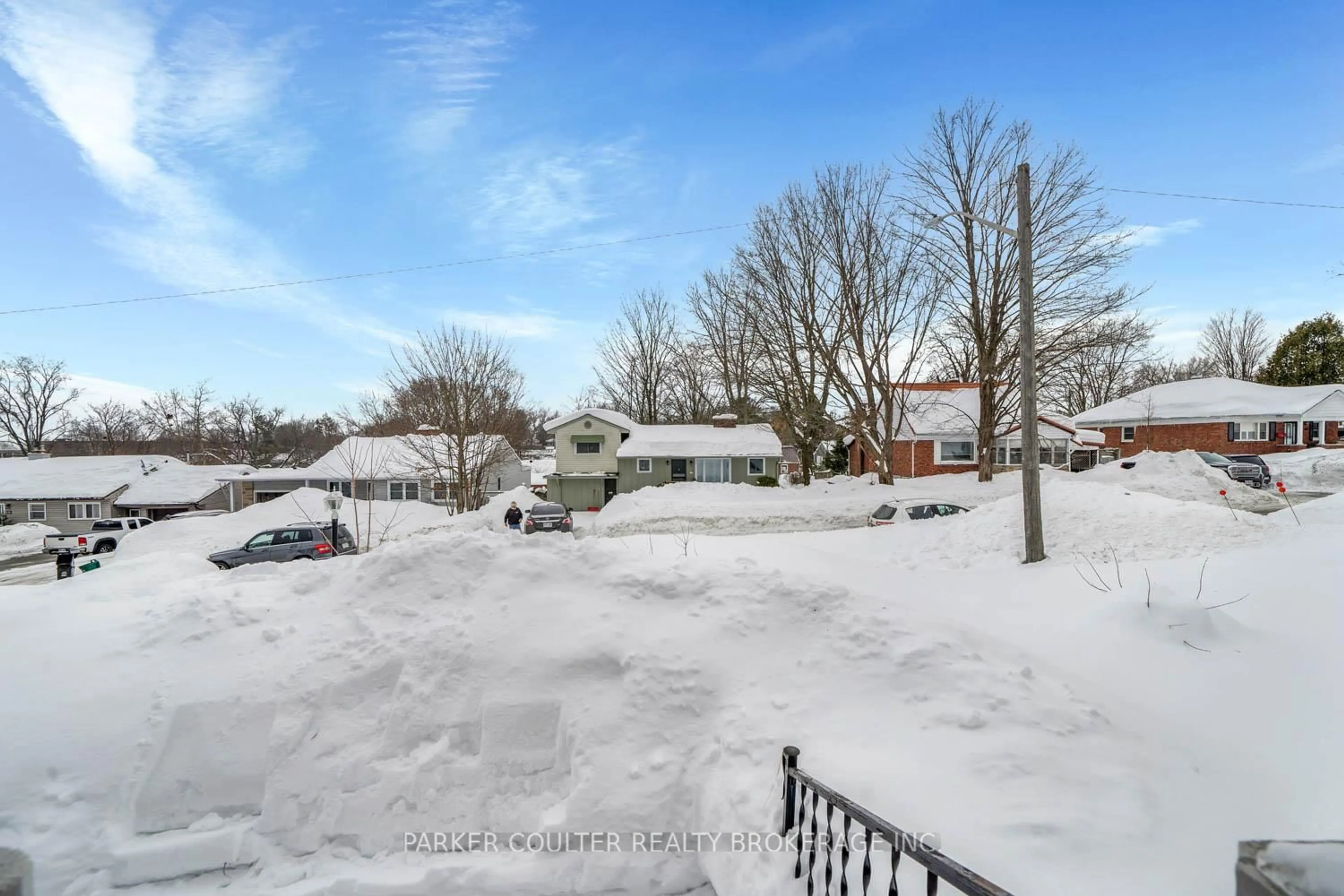 A pic from outside/outdoor area/front of a property/back of a property/a pic from drone, street for 29 Argyle Ave, Orillia Ontario L3V 2V5