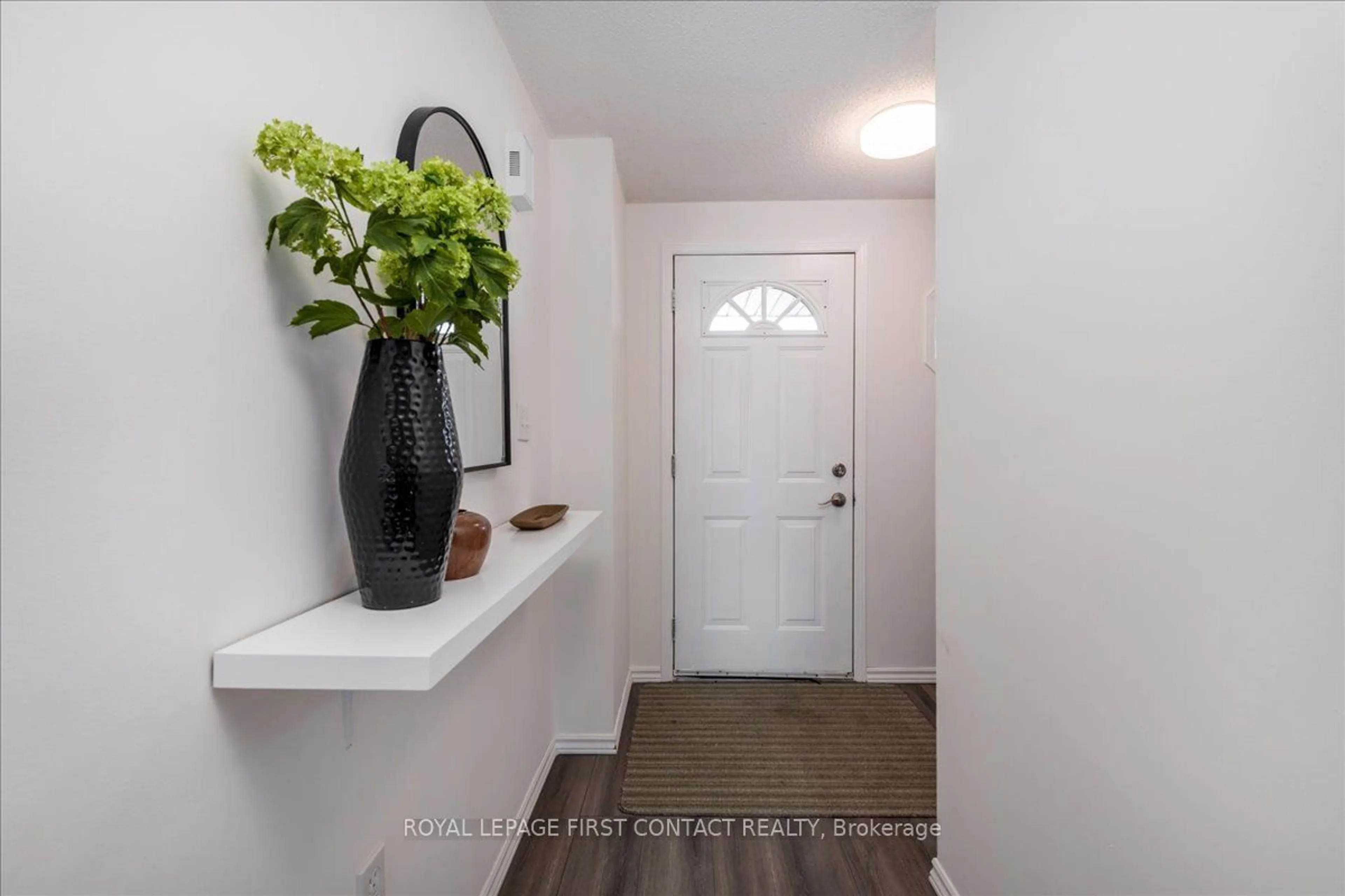 Indoor entryway for 6 Caribou Crt, Barrie Ontario L4N 8N3