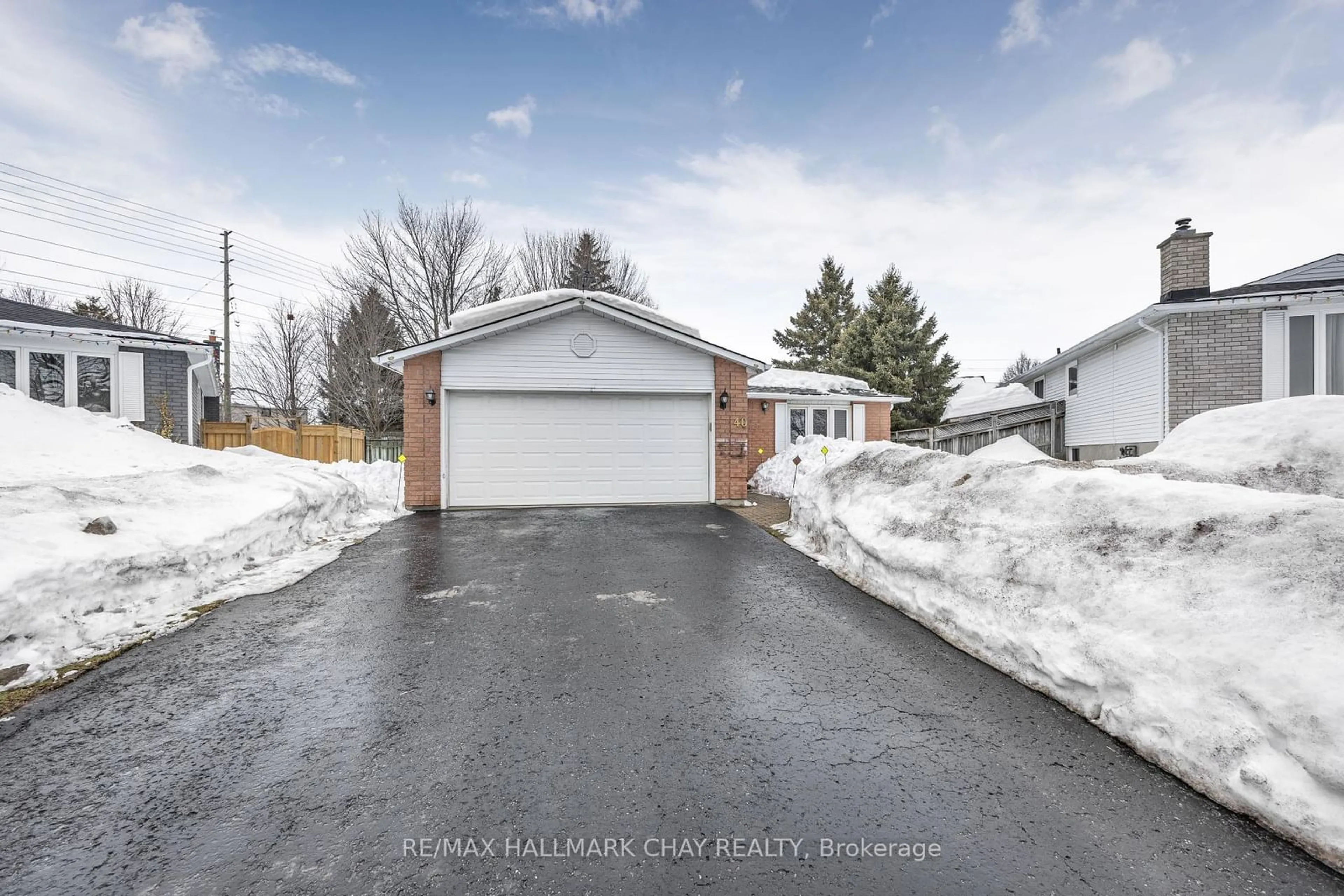 A pic from outside/outdoor area/front of a property/back of a property/a pic from drone, street for 40 Sinclair Crt, Barrie Ontario L4N 5X8